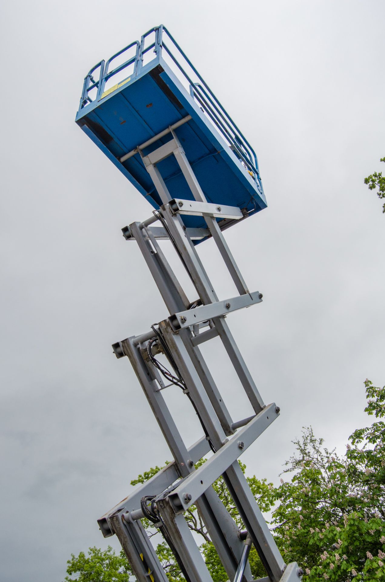 Genie GS3246 battery electric scissor lift access platform Year: 2014 S/N: 12229 Recorded Hours: 305 - Image 6 of 9