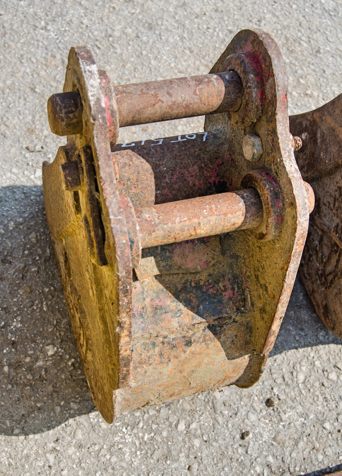 6 inch digging bucket - Image 2 of 2