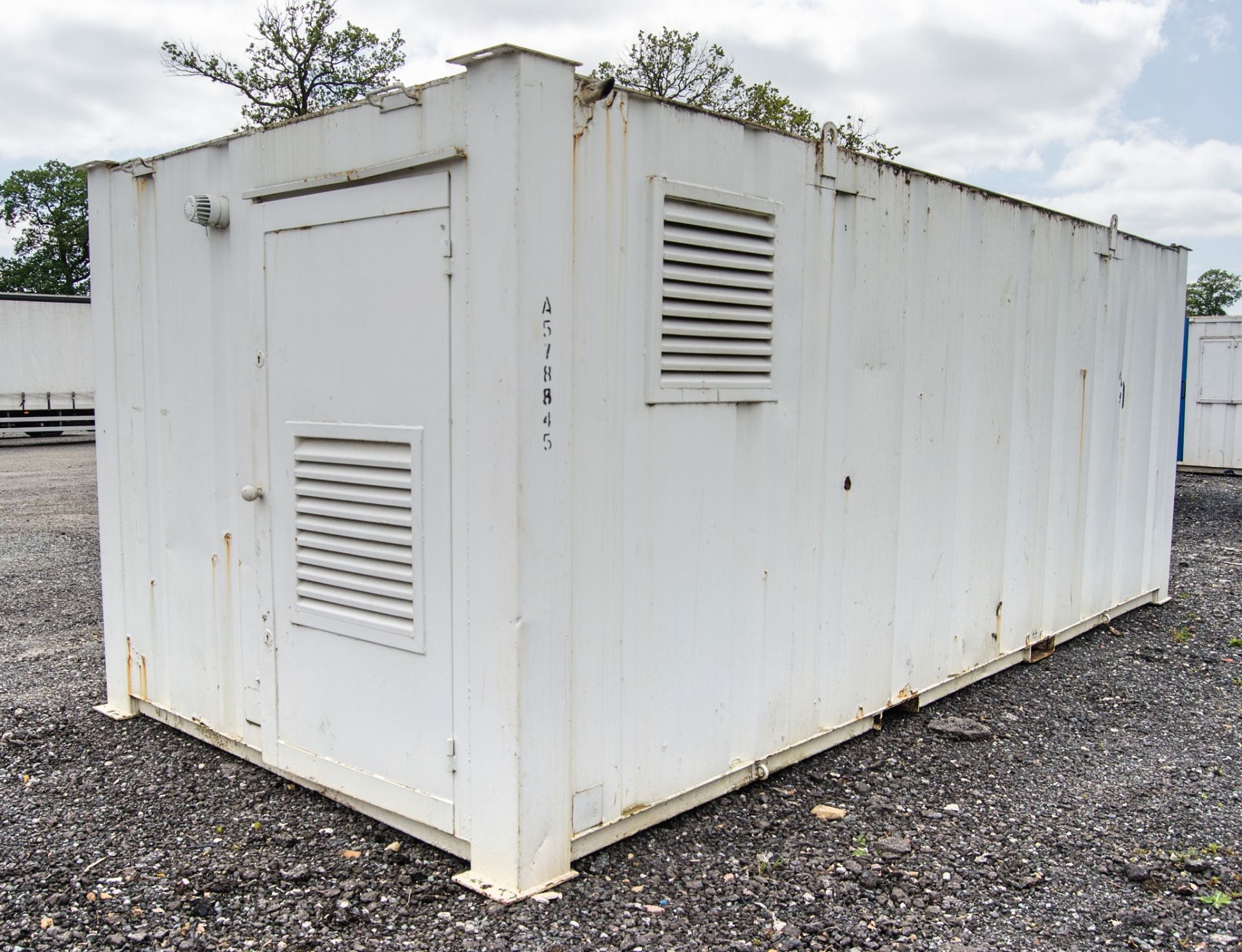 21 ft x 9 ft steel anti-vandal welfare site unit Comprising of: Canteen area, toilet & generator - Image 4 of 10