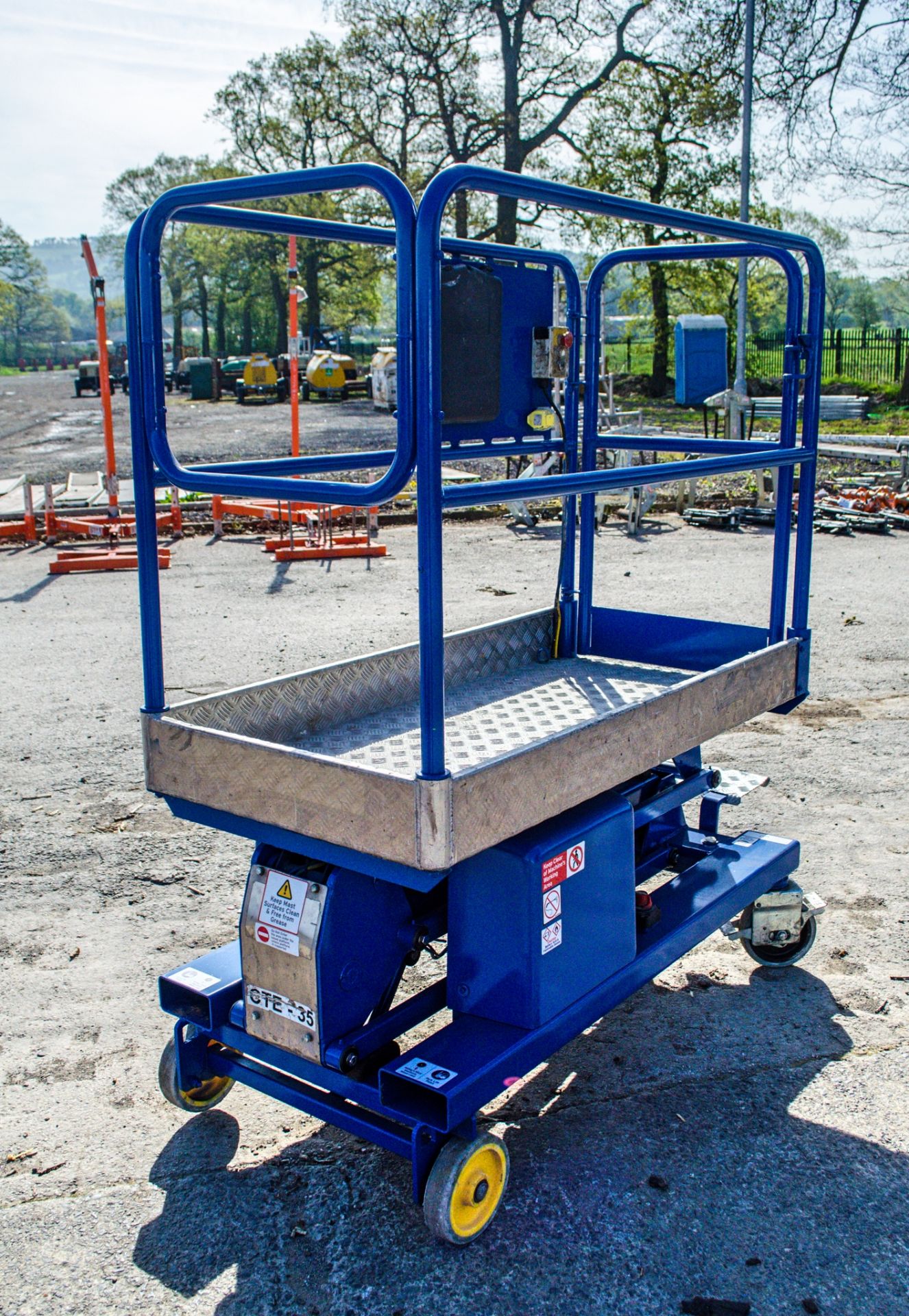 Power Tower battery electric push around access platform Year: 2014 S/N: 23383214A CTE-35 - Image 3 of 8