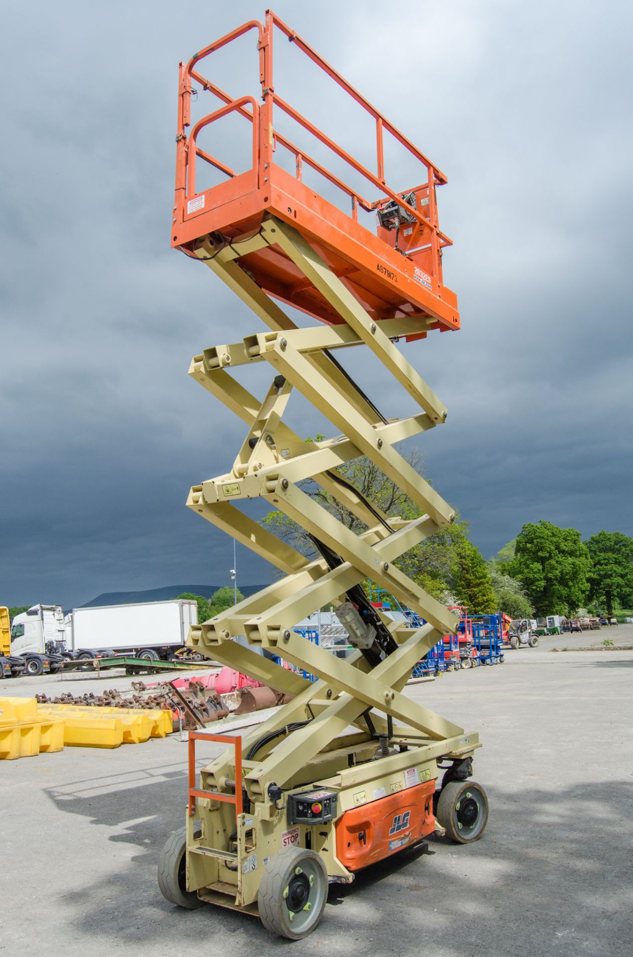 JLG 2632ES battery electric scissor lift access platform Year: 2014 S/N: 20416 Recorded Hours: 179 - Image 5 of 8