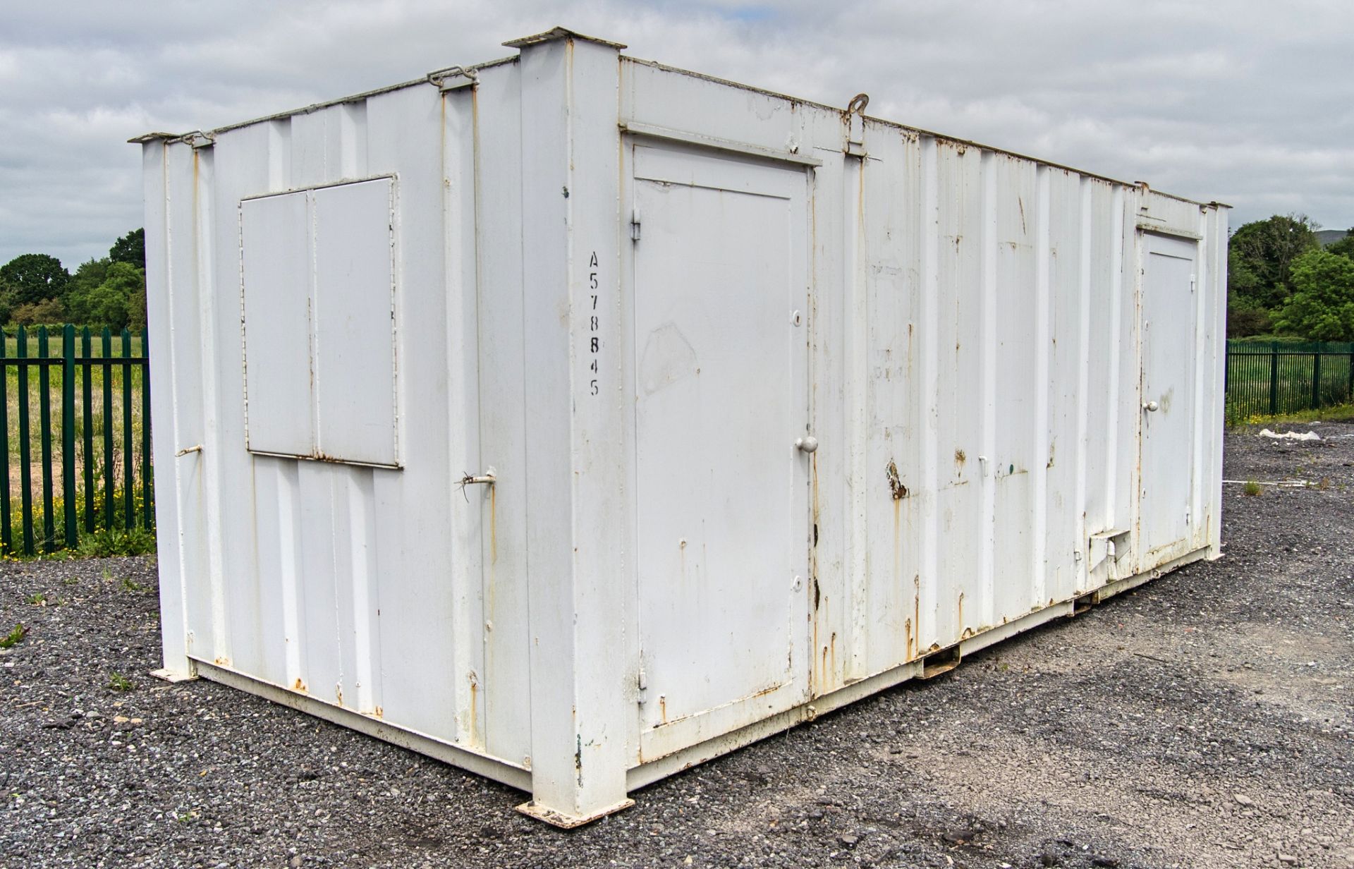 21 ft x 9 ft steel anti-vandal welfare site unit Comprising of: Canteen area, toilet & generator - Image 2 of 10