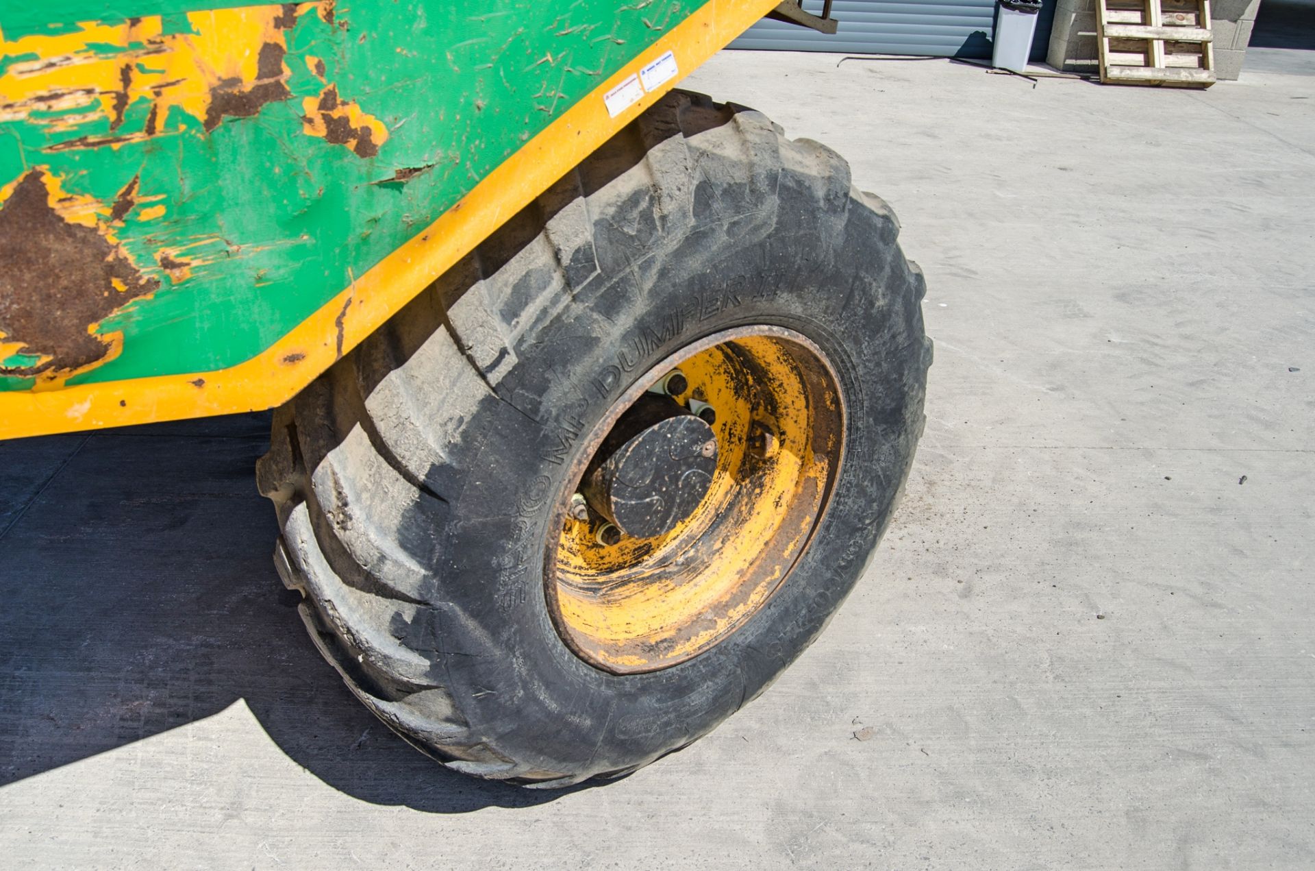 JCB 9 tonne straight skip dumper Year: 2015 S/N: EFFRM8054 Recorded Hours: 2505 c/w V5 A677217 - Image 17 of 22