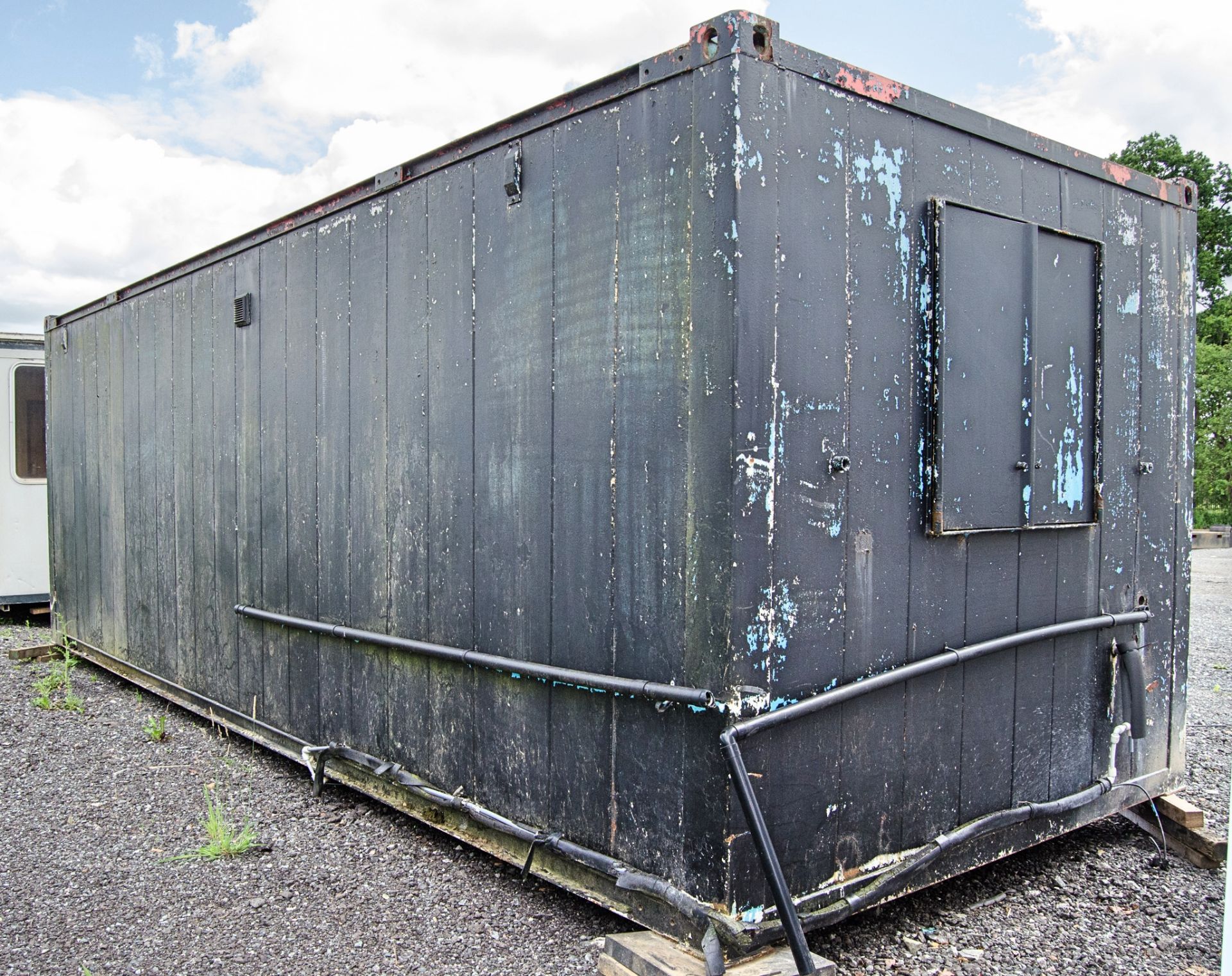 24ft x 9ft steel anti-vandal 70/30 canteen/shower room site unit c/w keys - Image 3 of 9