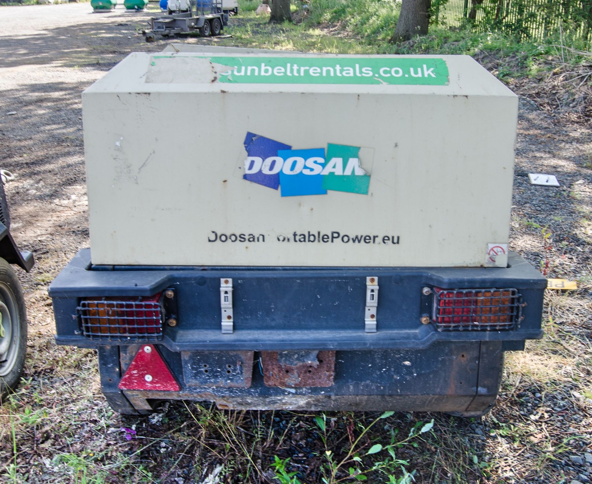 Doosan 741 diesel driven fast tow air compressor Year: 2015 S/N: FY433748 Recorded Hours: 1228 - Image 4 of 7