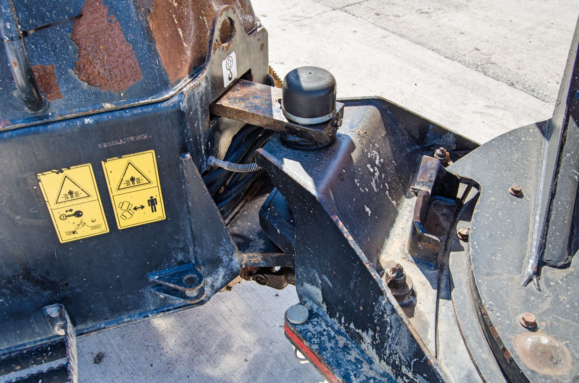 JCB 3 tonne swivel skip dumper Year: 2015 S/N:EFFRF8536 Recorded Hours: 286 c/w V5 A677112 - Image 11 of 21