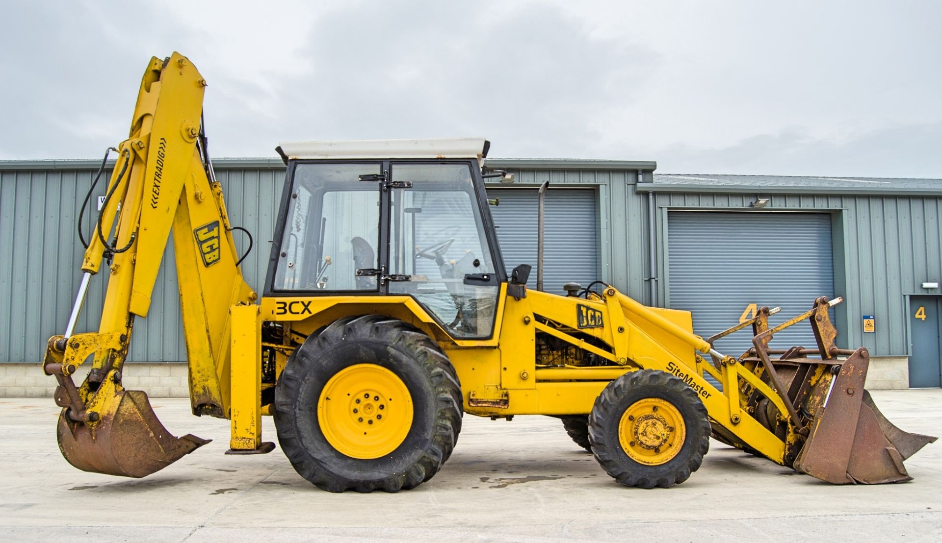 JCB 3CX Sitemaster 4 wheel drive backhoe loader Year: 1985 Recorded Hours: 4862 c/w V5C, 4-in-1 - Image 8 of 24