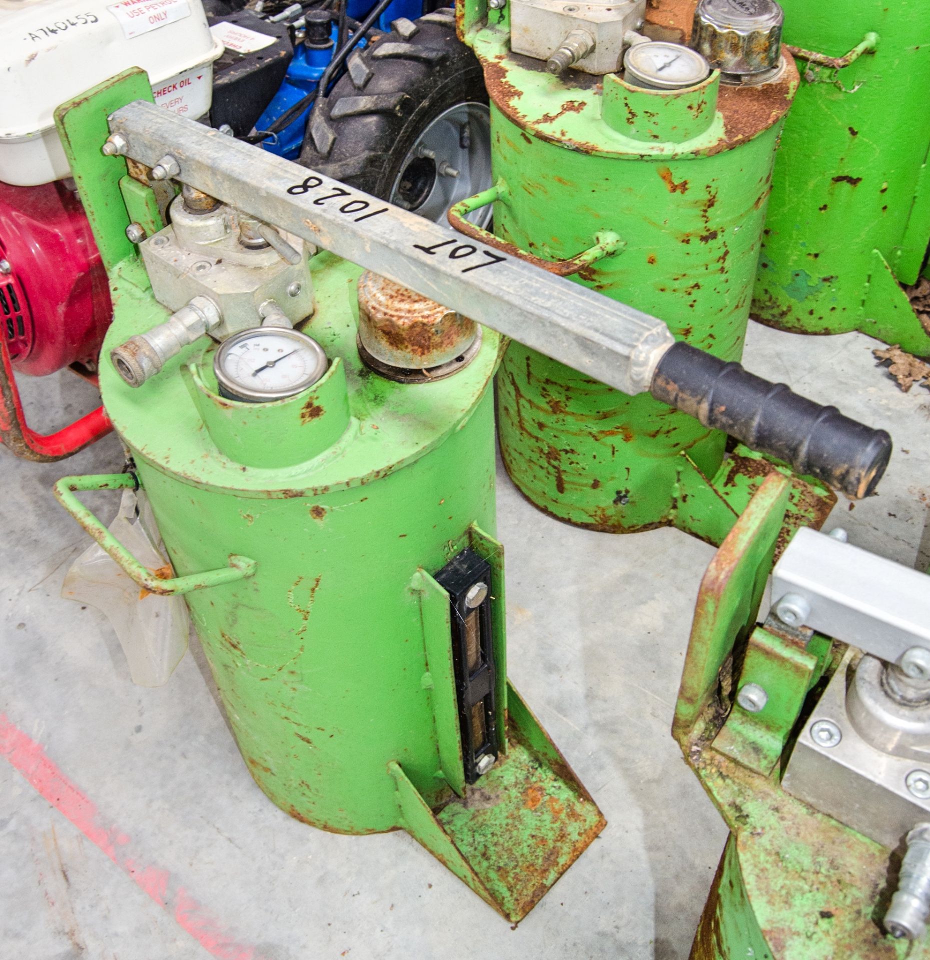 Hydraulic manual shoring pump