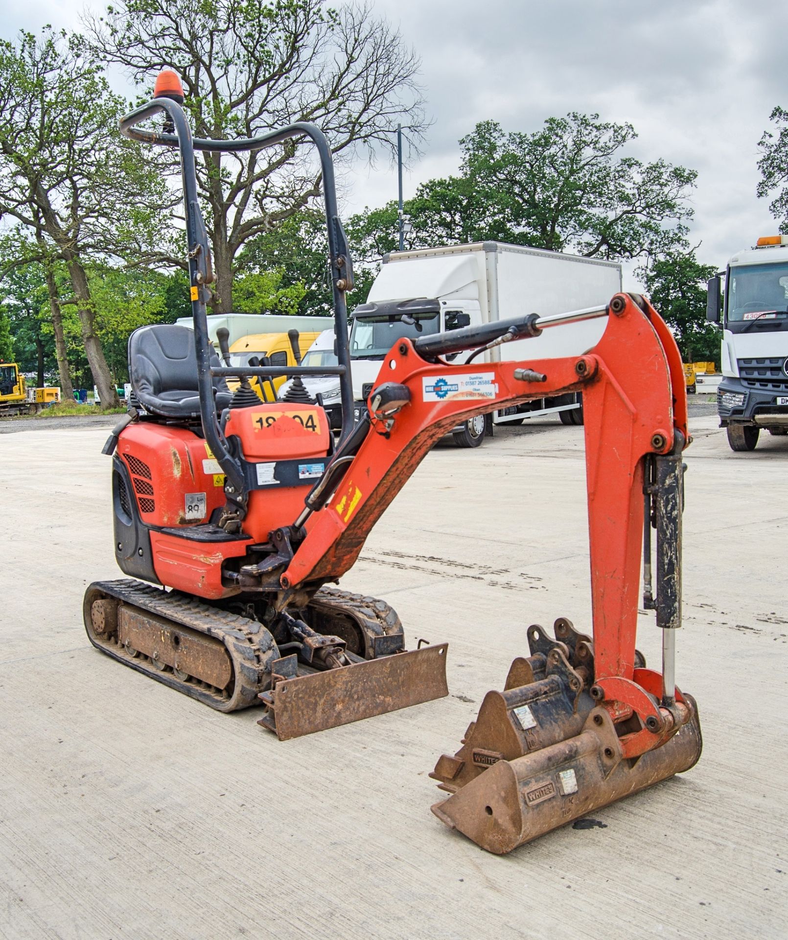 Kubota U10-3 1 tonne rubber tracked micro excavator Year: 2017 S/N: 28465 Recorded Hours: 989 blade, - Image 2 of 25