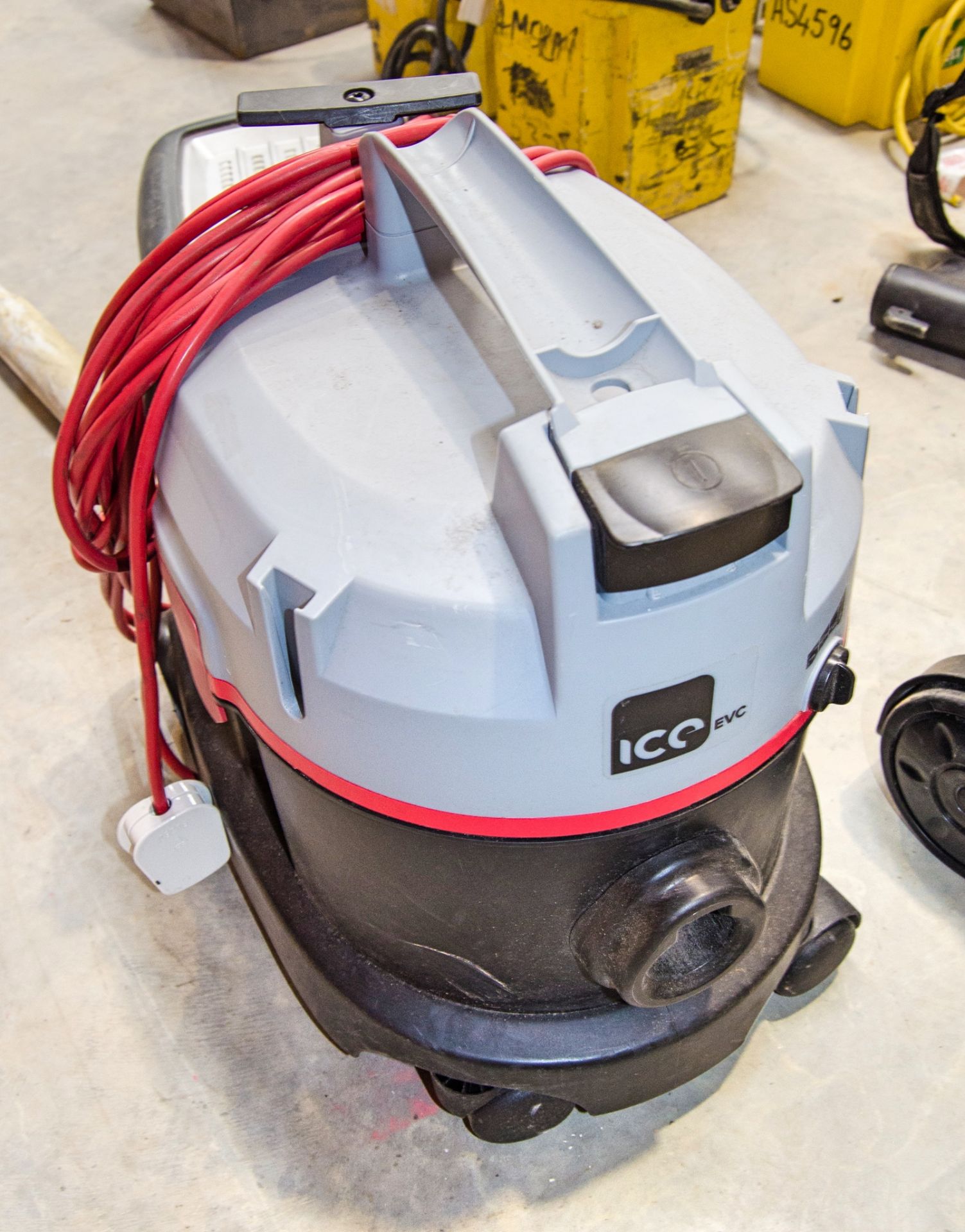 Ice EVC 240v vacuum cleaner ** No hose **