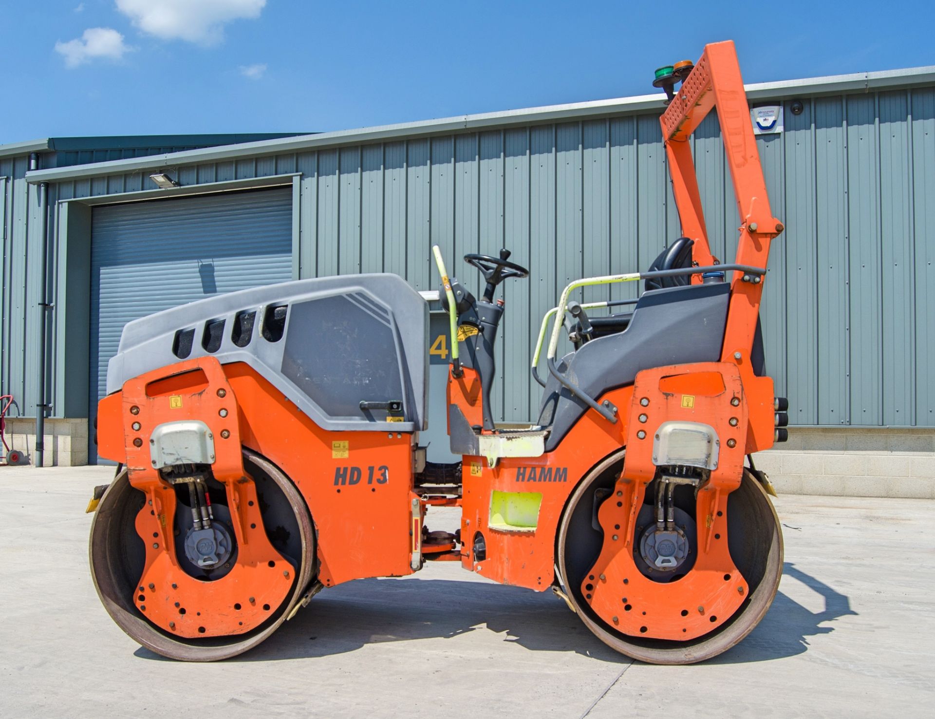 Hamm HD13VV double drum ride on roller Year: 2015 S/N: H2012728 Recorded Hours: 1138 Weight: - Image 7 of 21