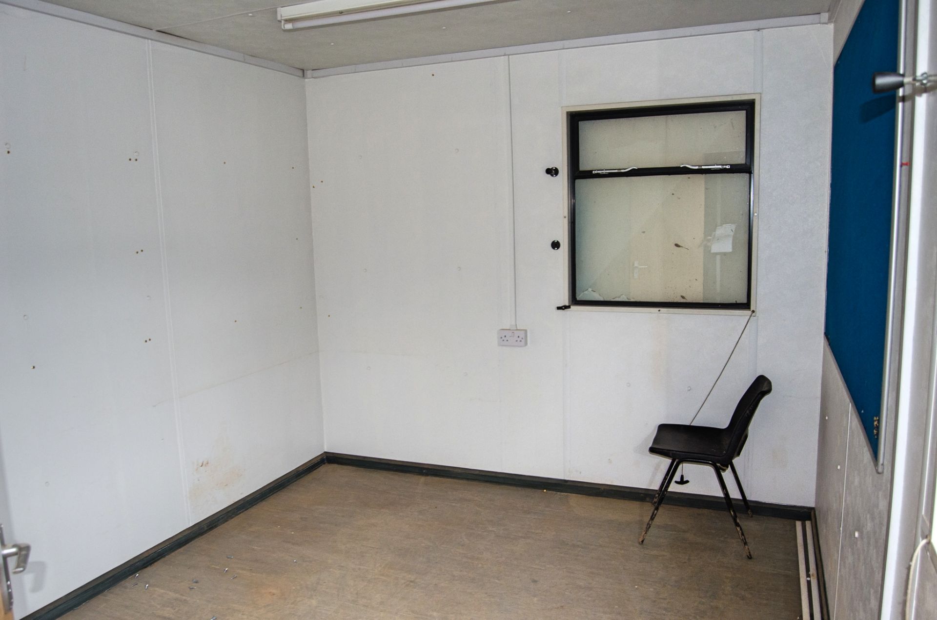 32ft x 10ft steel jack leg anti-vandal office site unit Comprising of: kitchen/lobby & 2 - offices - Image 7 of 8