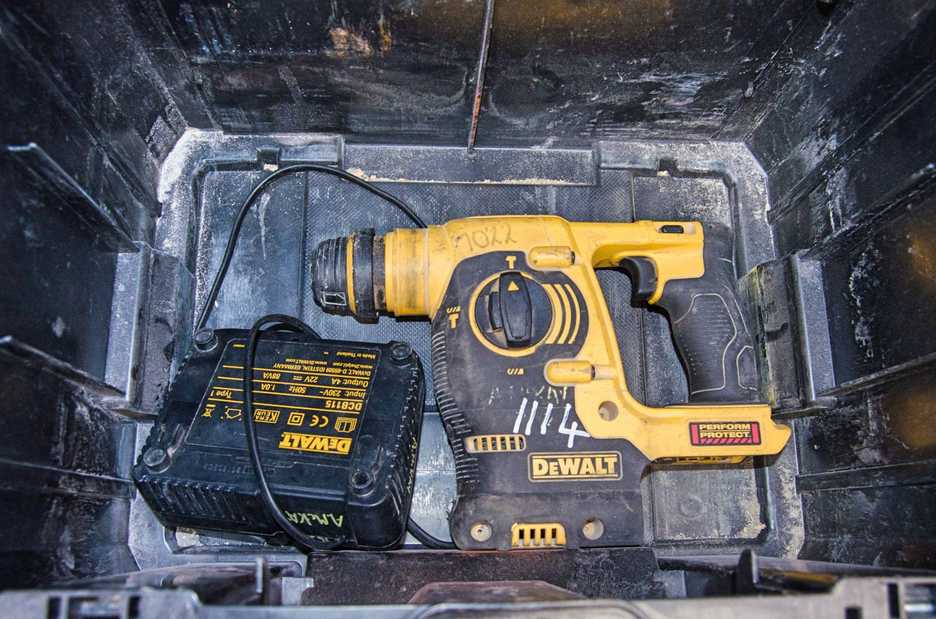 Dewalt DCH253 18v cordless SDS rotary hammer drill c/w charger and carry case ** No battery **