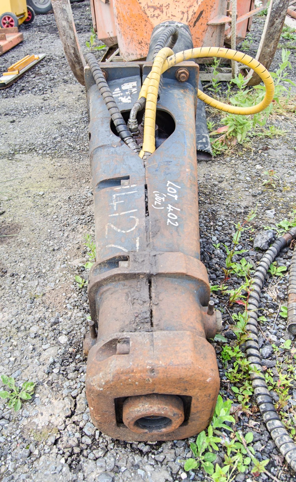 Hydraulic breaker to suit 3 tonne excavator Pin diameter: 35mm Pin centres: 140mm Pin width: 110mm - Image 3 of 4