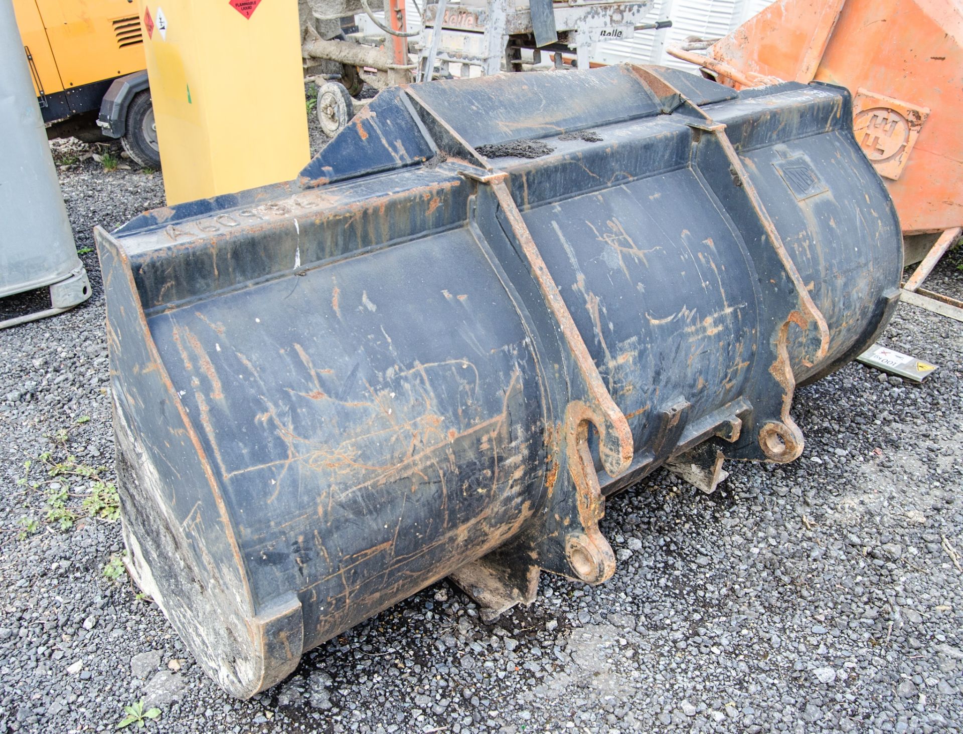 JCB 5 ft 8 inch bucket - Image 2 of 2