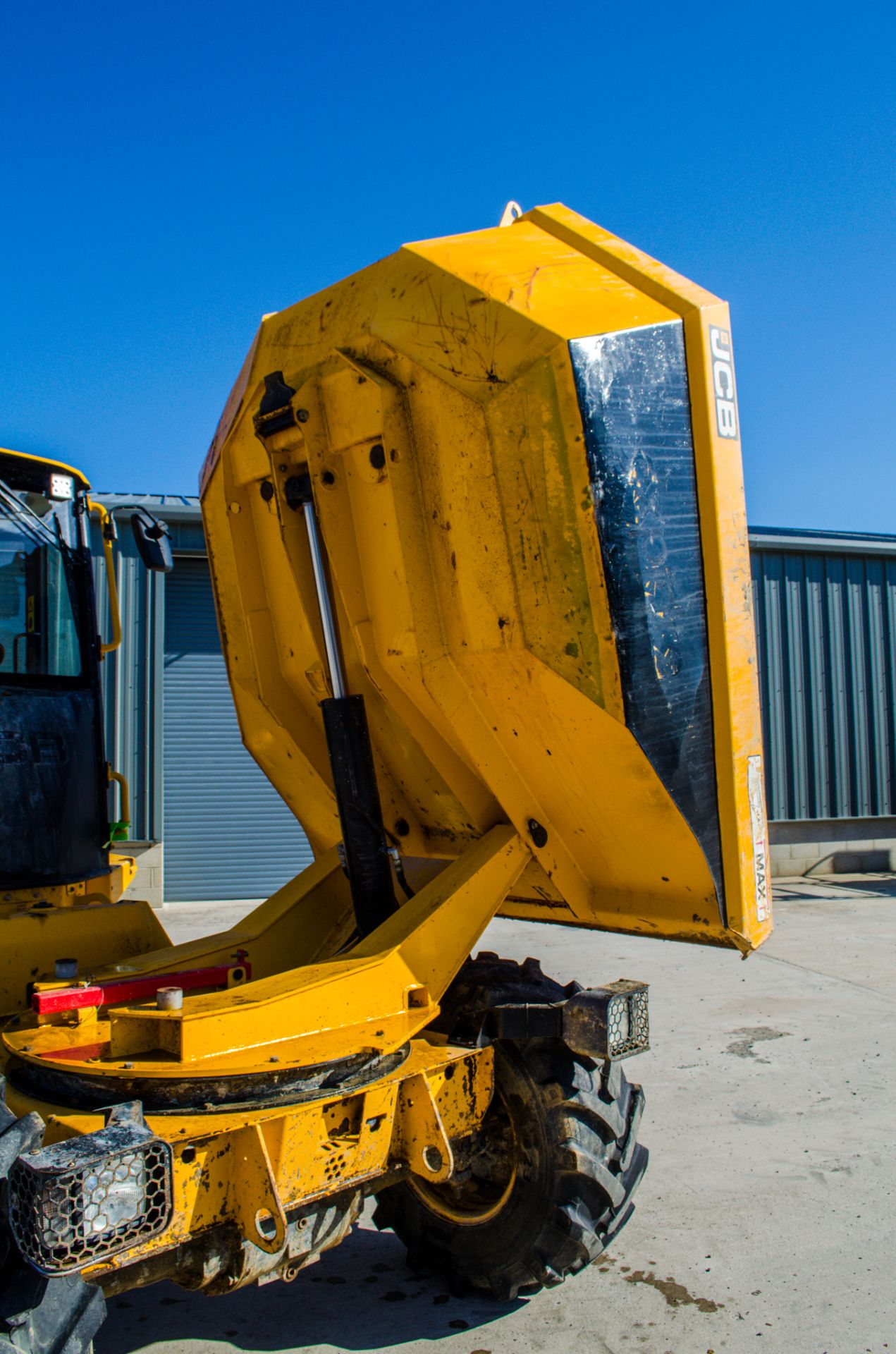 JCB 6ST 6 tonne swivel skip cabbed dumper Year: 2018 S/N: 2561954 Recorded Hours: 1844 c/w camera - Image 15 of 23