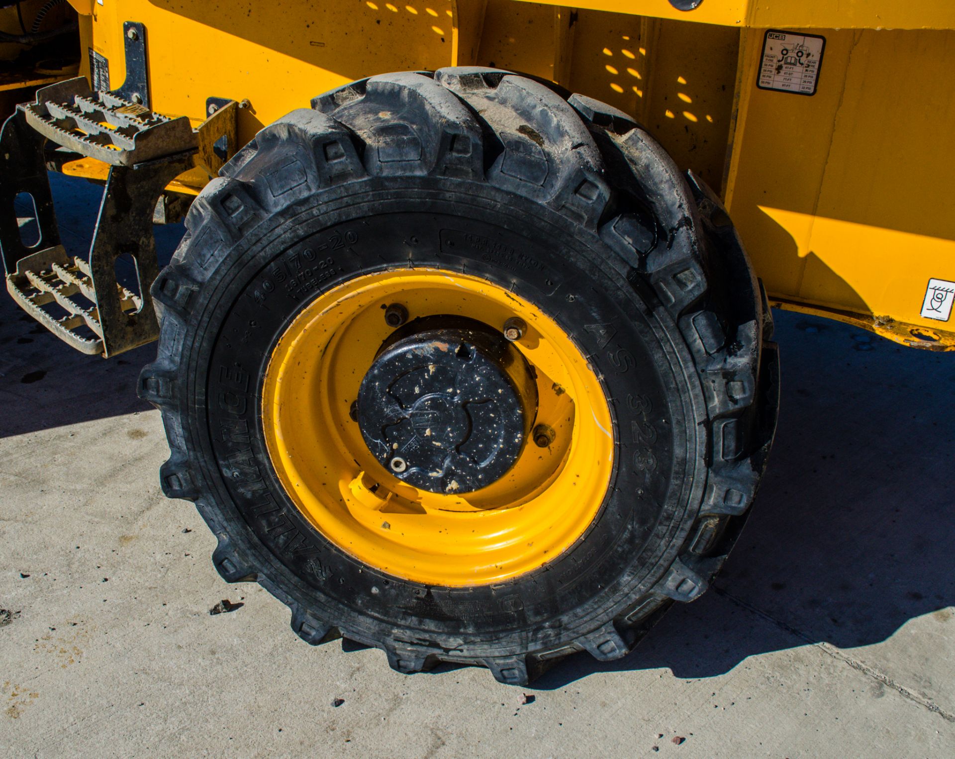 JCB 6ST 6 tonne swivel skip cabbed dumper Year: 2018 S/N: 2561954 Recorded Hours: 1844 c/w camera - Image 12 of 23