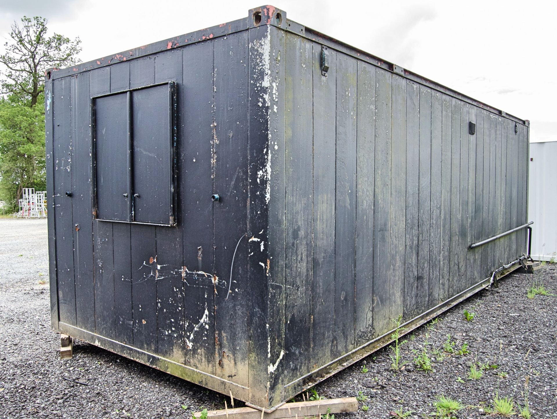 24ft x 9ft steel anti-vandal 70/30 canteen/shower room site unit c/w keys - Image 4 of 9
