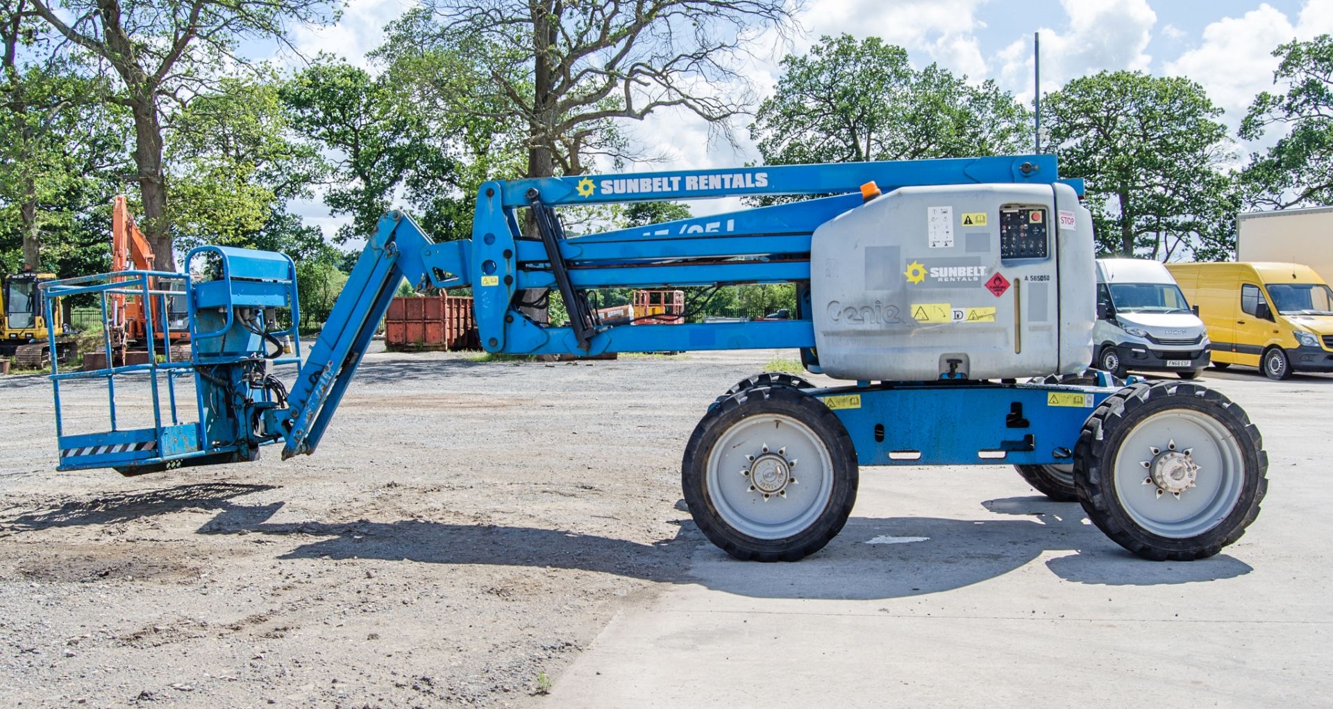 Genie Z-45/25 battery electric/diesel 4WD articulated boom lift Year: 2011 S/N: Z452512B-2013 - Image 7 of 18