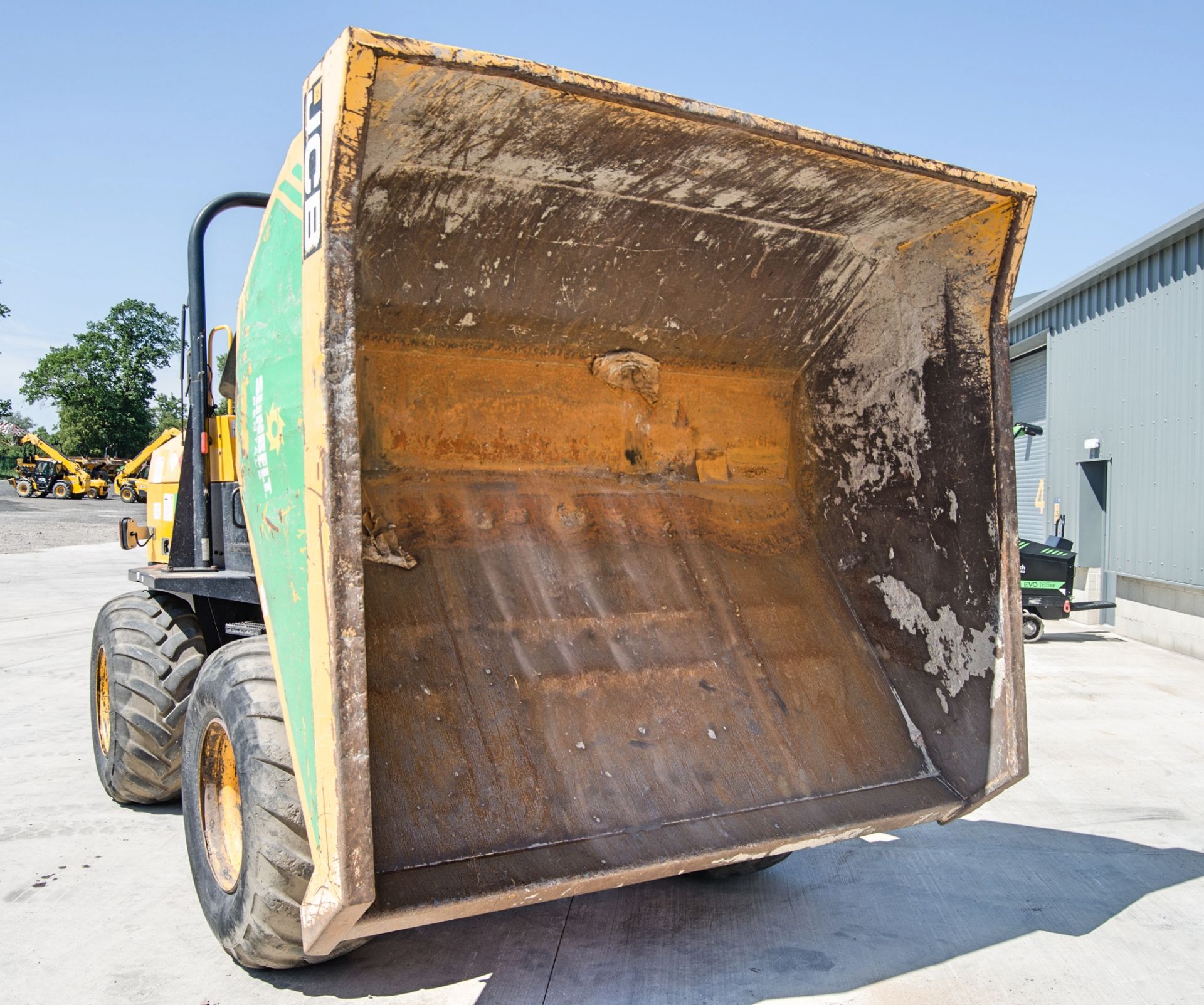 JCB 9 tonne straight skip dumper Year: 2015 S/N: EFFRM8054 Recorded Hours: 2505 c/w V5 A677217 - Image 11 of 22