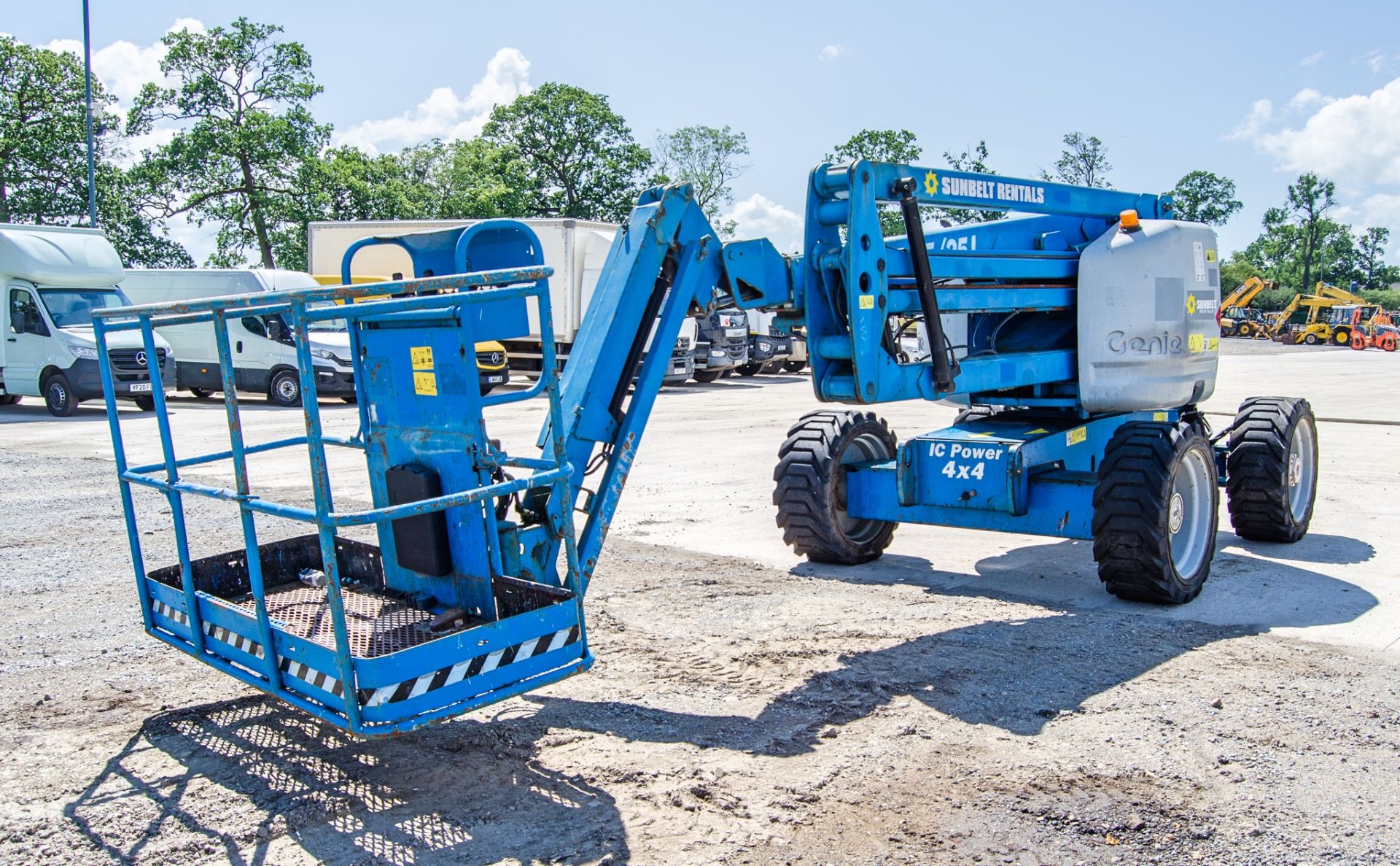 Genie Z-45/25 battery electric/diesel 4WD articulated boom lift Year: 2011 S/N: Z452512B-2013