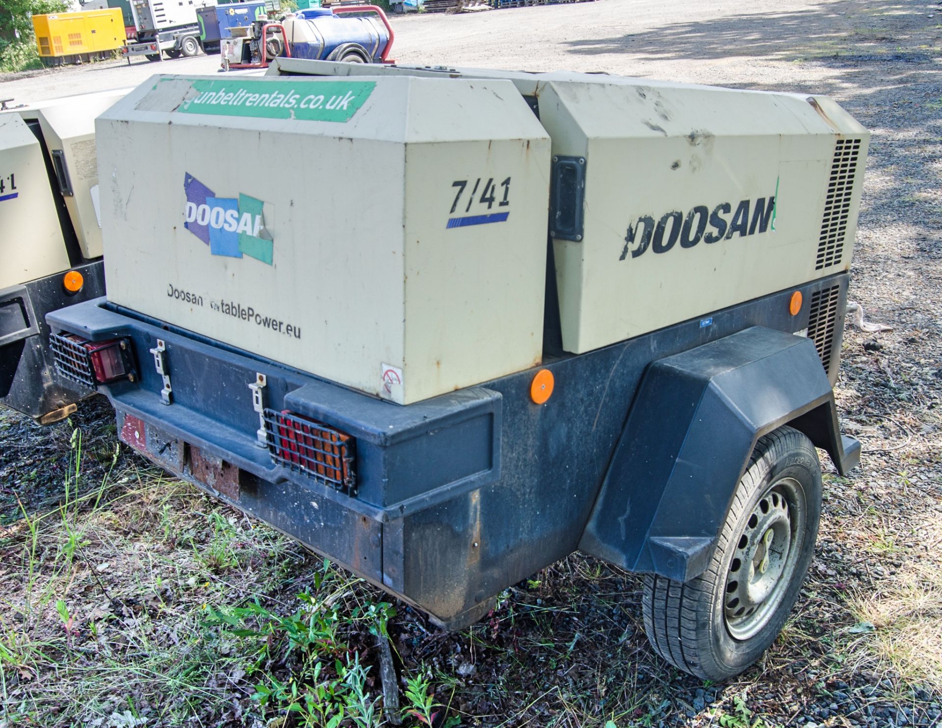 Doosan 741 diesel driven fast tow air compressor Year: 2015 S/N: FY433748 Recorded Hours: 1228 - Image 2 of 7