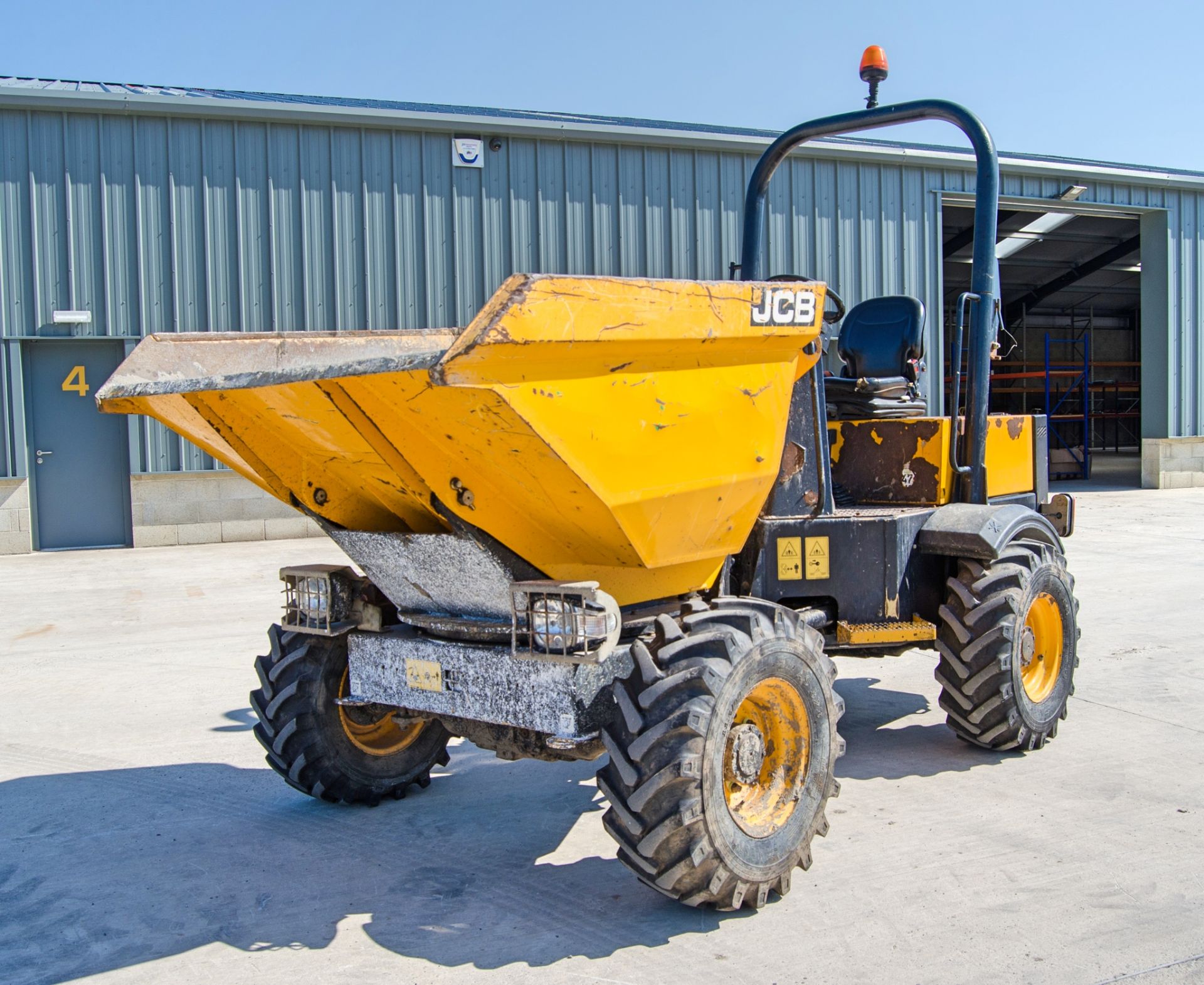 JCB 3 tonne swivel skip dumper Year: 2015 S/N:EFFRF8536 Recorded Hours: 286 c/w V5 A677112