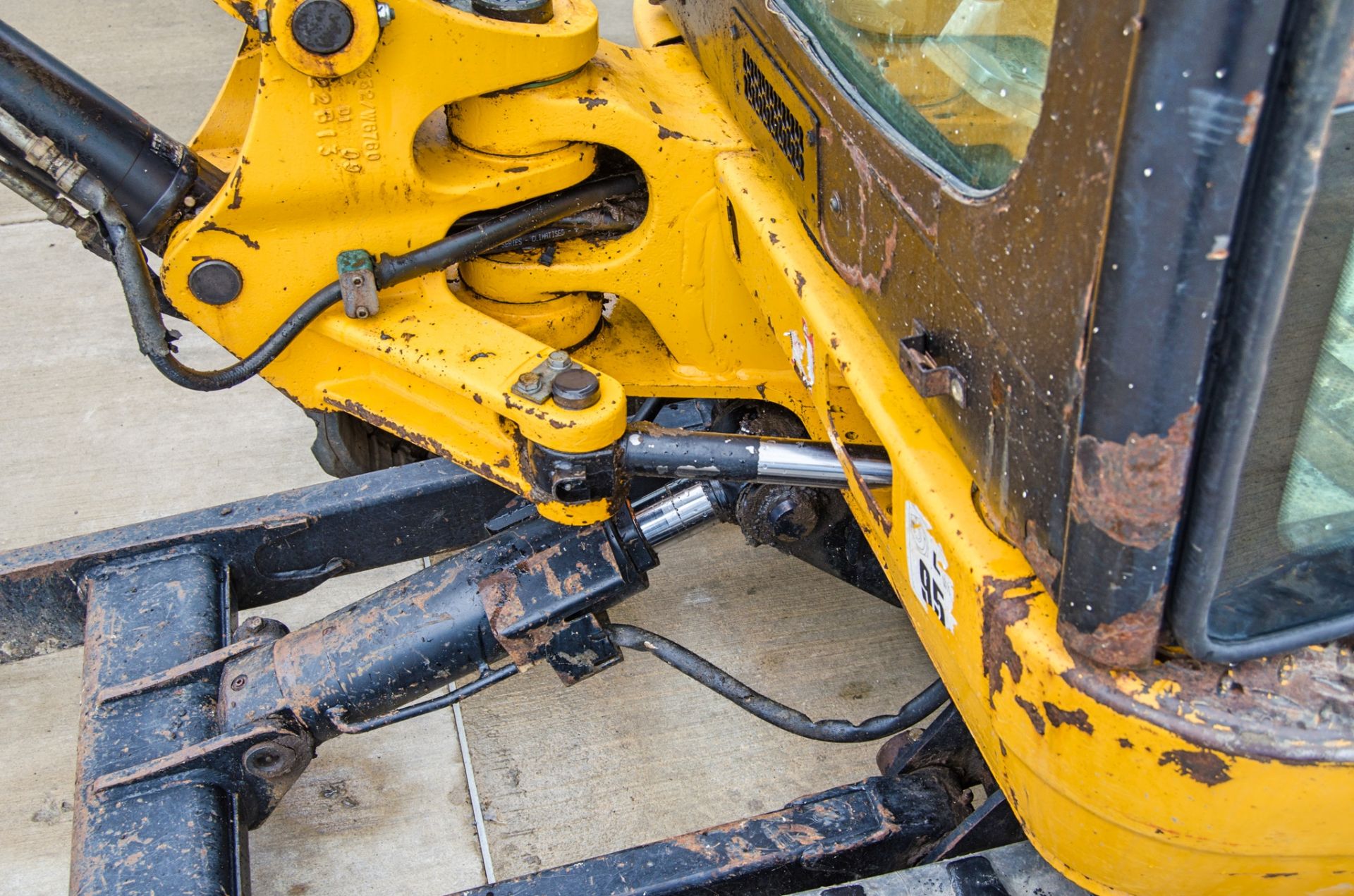 JCB 8025 ZTS 2.5 tonne zero tail swing rubber tracked mini excavator Year: 2013 S/N: 2226068 - Image 17 of 25