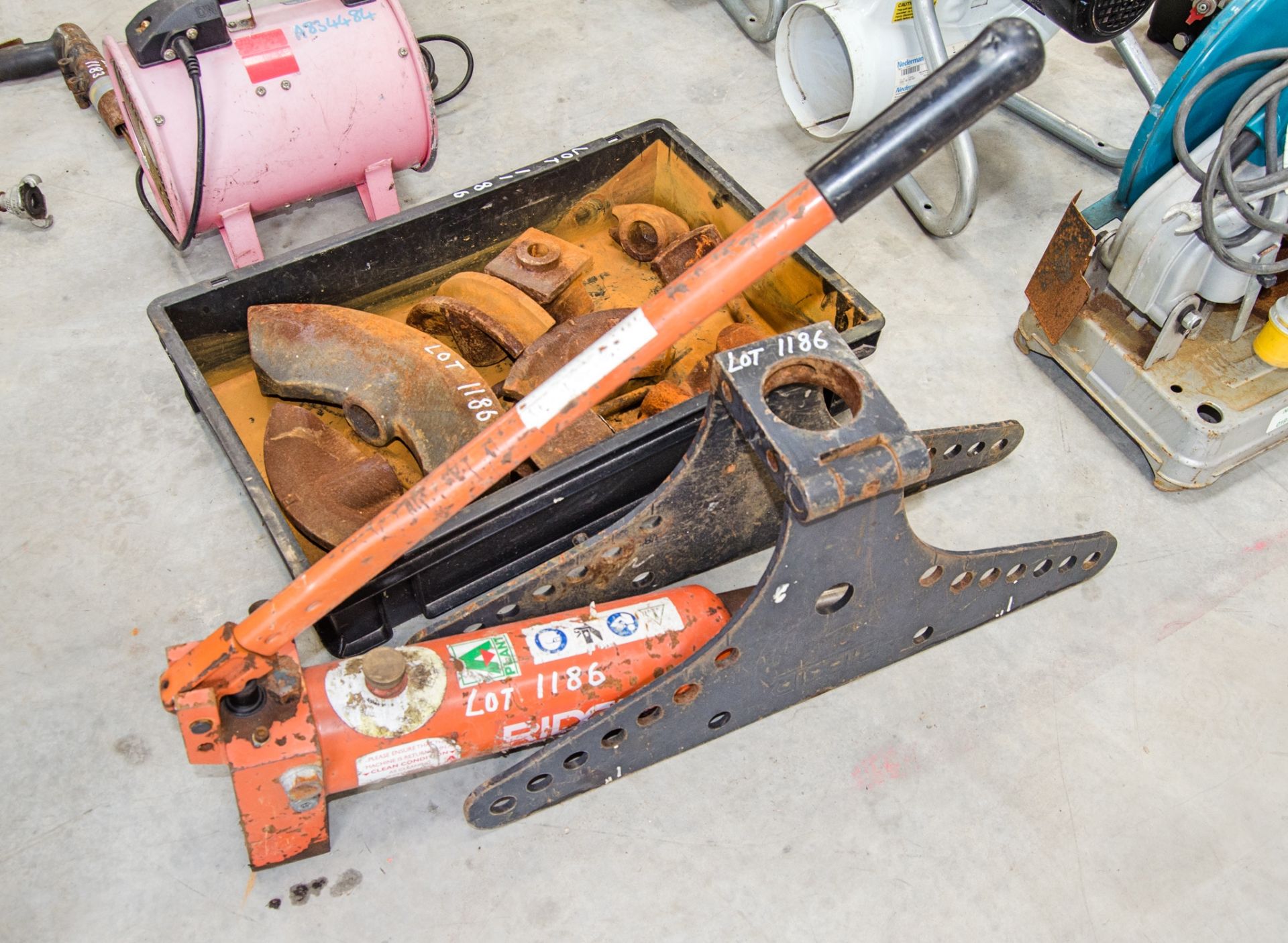 Ridgid manual pipe bending set Comprising of pump, frame and 10 forms A691155 - Image 2 of 2
