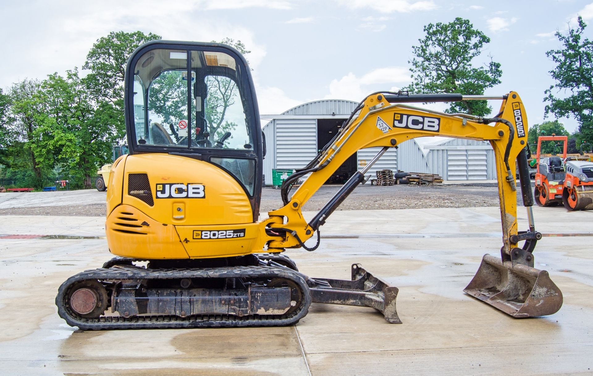 JCB 8025 ZTS 2.5 tonne zero tail swing rubber tracked mini excavator Year: 2013 S/N: 2226068 - Image 7 of 25