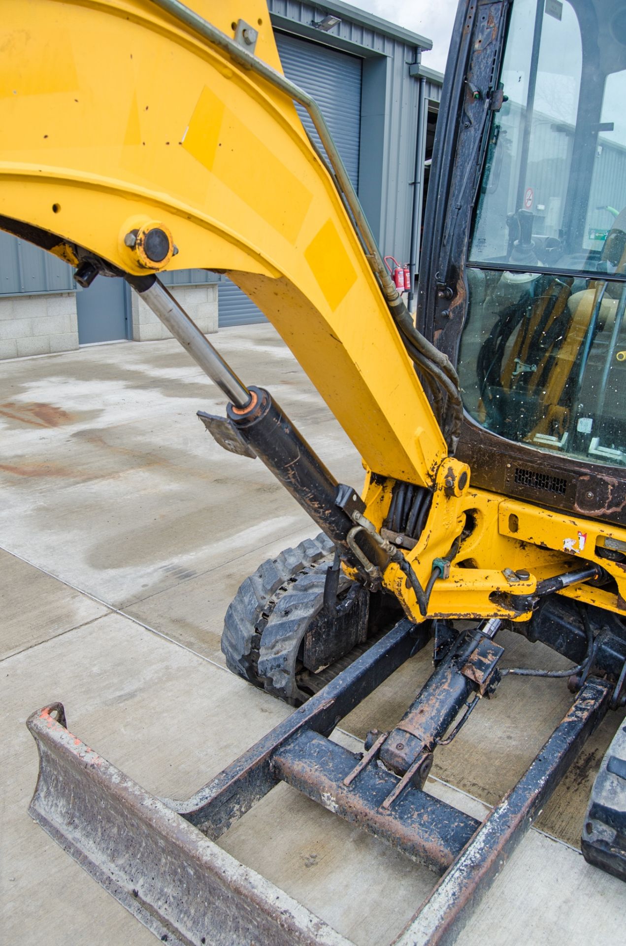 JCB 8025 ZTS 2.5 tonne zero tail swing rubber tracked mini excavator Year: 2013 S/N: 2226068 - Image 16 of 25