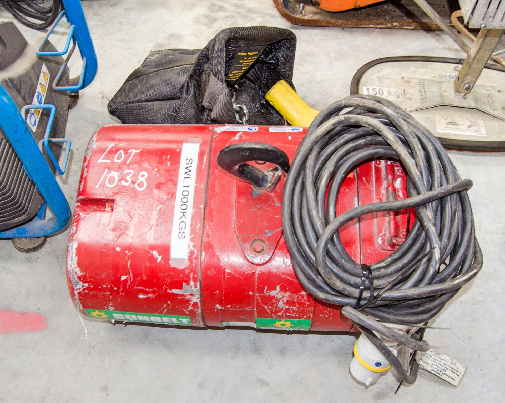 CM Lodestar 110v 1 tonne 10 metre chain hoist c/w remote A640069