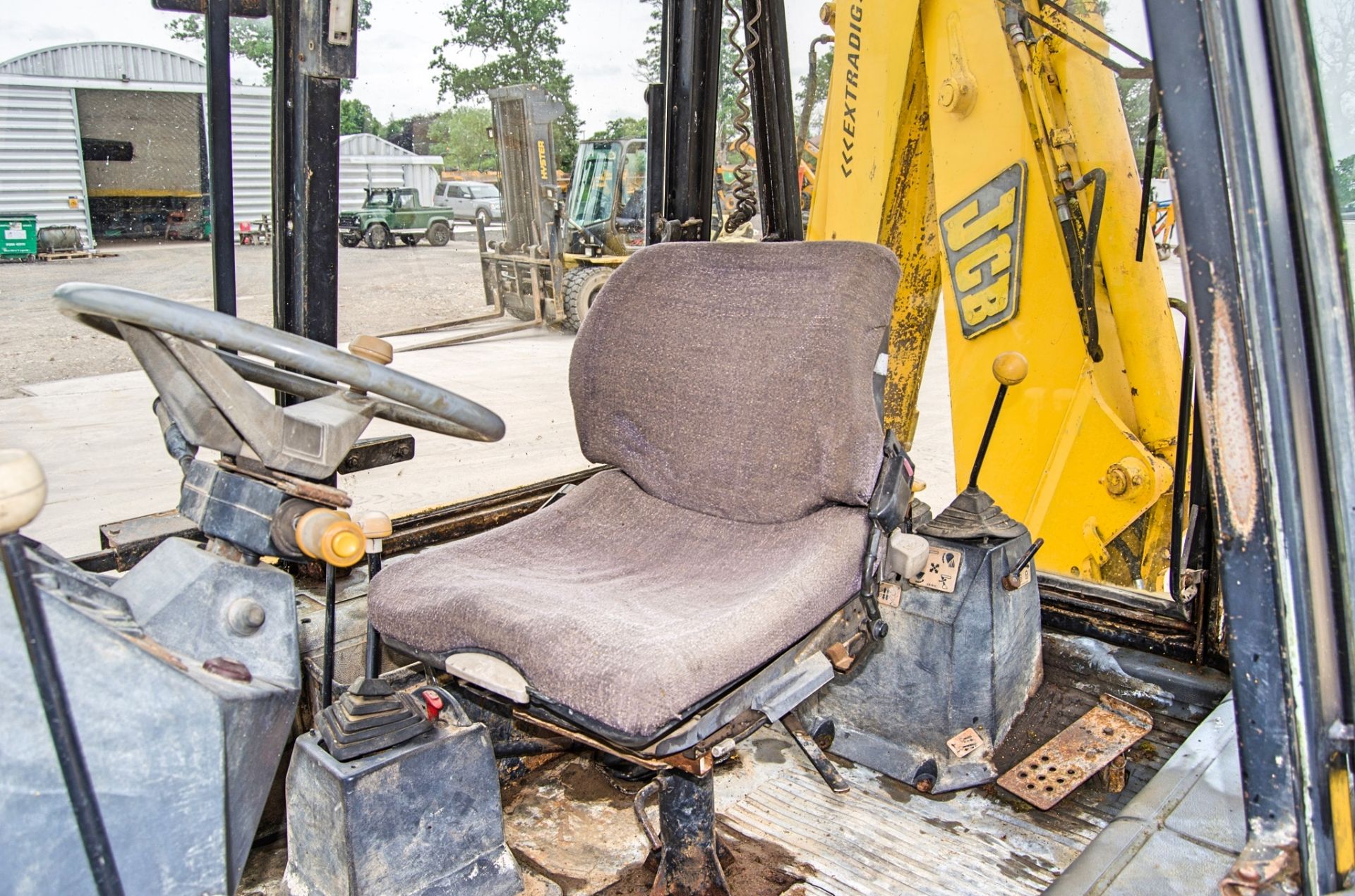 JCB 3CX Sitemaster 4 wheel drive backhoe loader Year: 1985 Recorded Hours: 4862 c/w V5C, 4-in-1 - Image 18 of 24