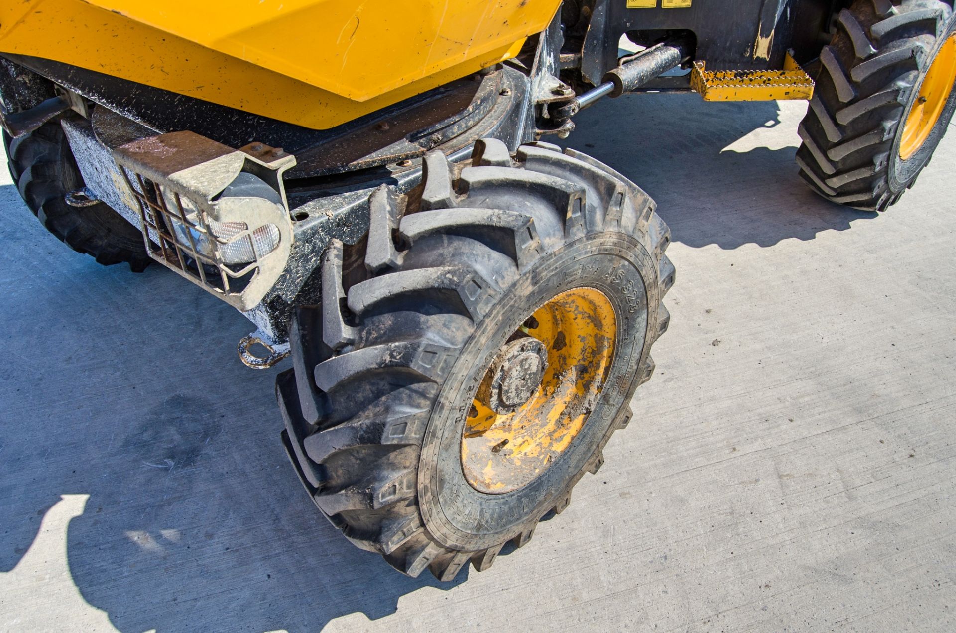 JCB 3 tonne swivel skip dumper Year: 2015 S/N:EFFRF8536 Recorded Hours: 286 c/w V5 A677112 - Image 13 of 21