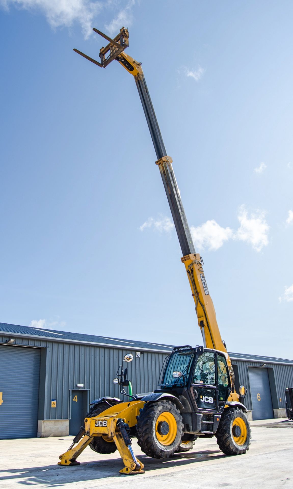 JCB 535-125 12.5 metre telescopic handler Year: 2015 S/N: 2352422 Recorded Hours: 5868 - Image 9 of 23