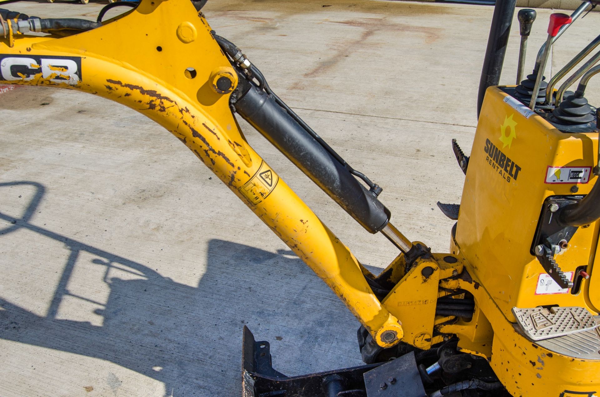 JCB 8008 CTS 0.8 tonne rubber tracked micro excavator Year: 2015 S/N: 2410891 Recorded Hours: 1421 - Image 17 of 27