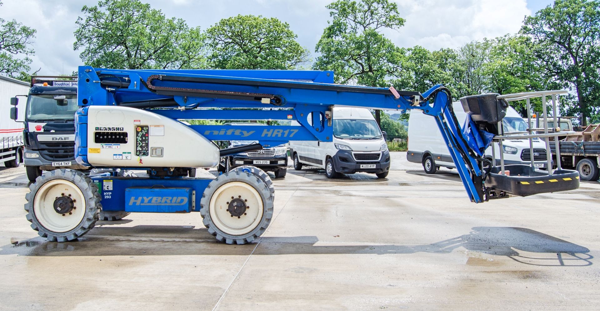 Nifty HR17 Hybrid battery electric/diesel 4WD articulated boom access platform Year: 2014 S/N: - Image 8 of 18