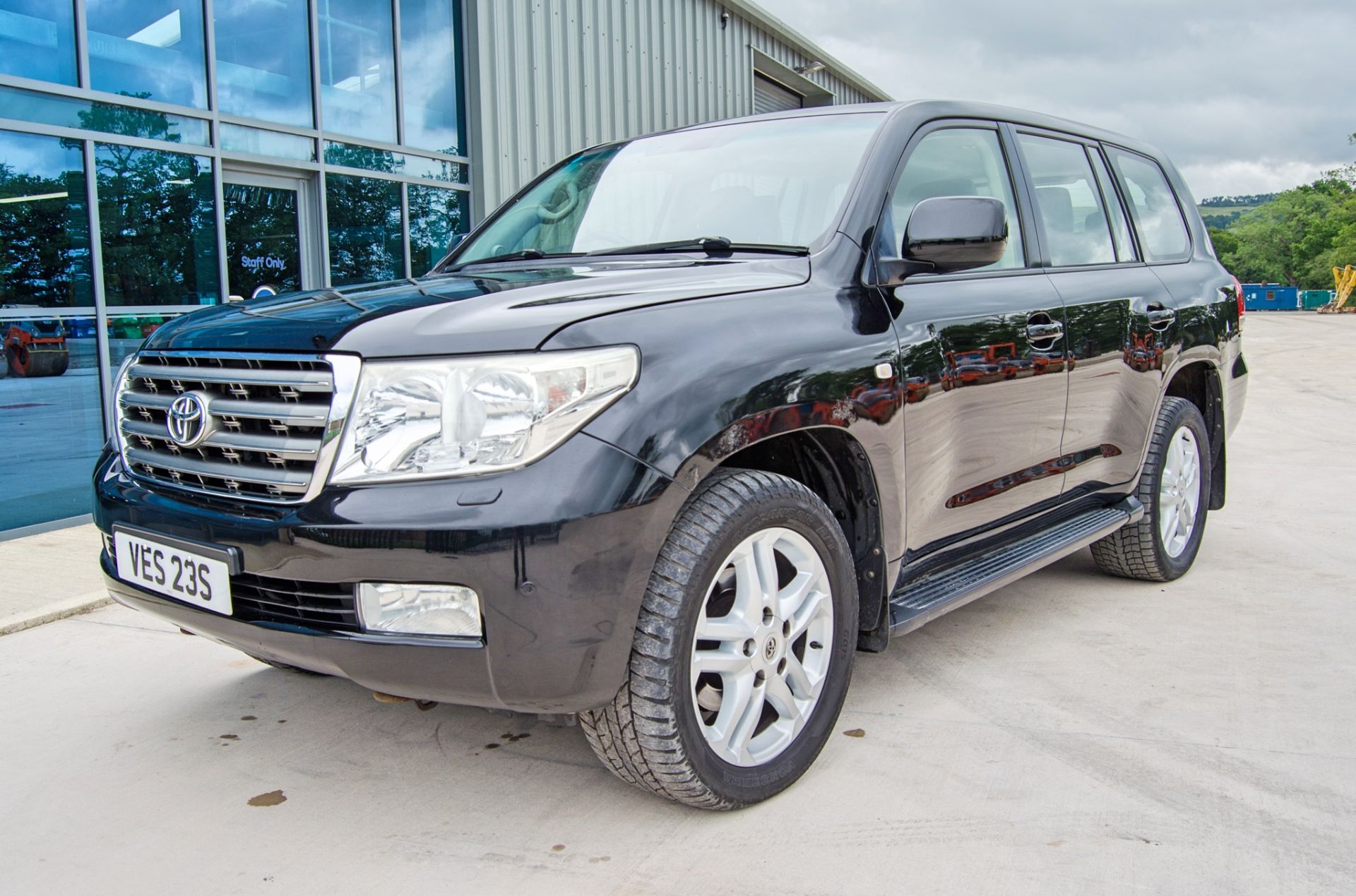 Toyota Landcruiser V8 D-4D 4.5 litre turbo diesel 4WD 5 door estate car Registration Number: VES 23S