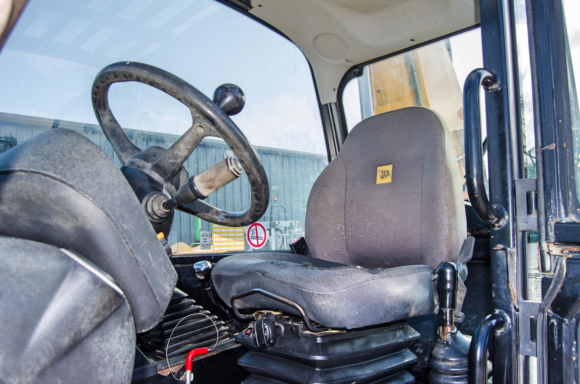 JCB 535-125 12.5 metre telescopic handler Year: 2015 S/N: 2352422 Recorded Hours: 5868 - Image 17 of 23