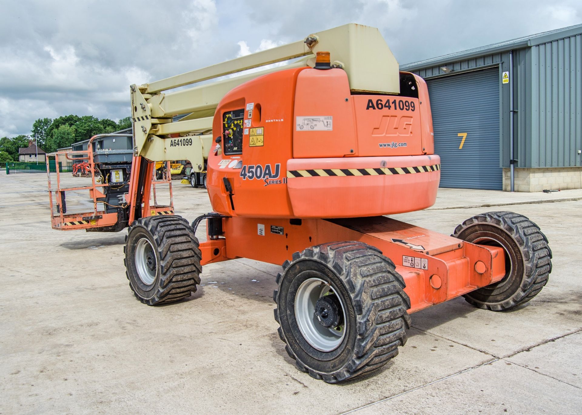 JLG 450AJ Series II diesel driven 4WD articulated boom lift access platform Year: 2014 S/N: - Image 4 of 19