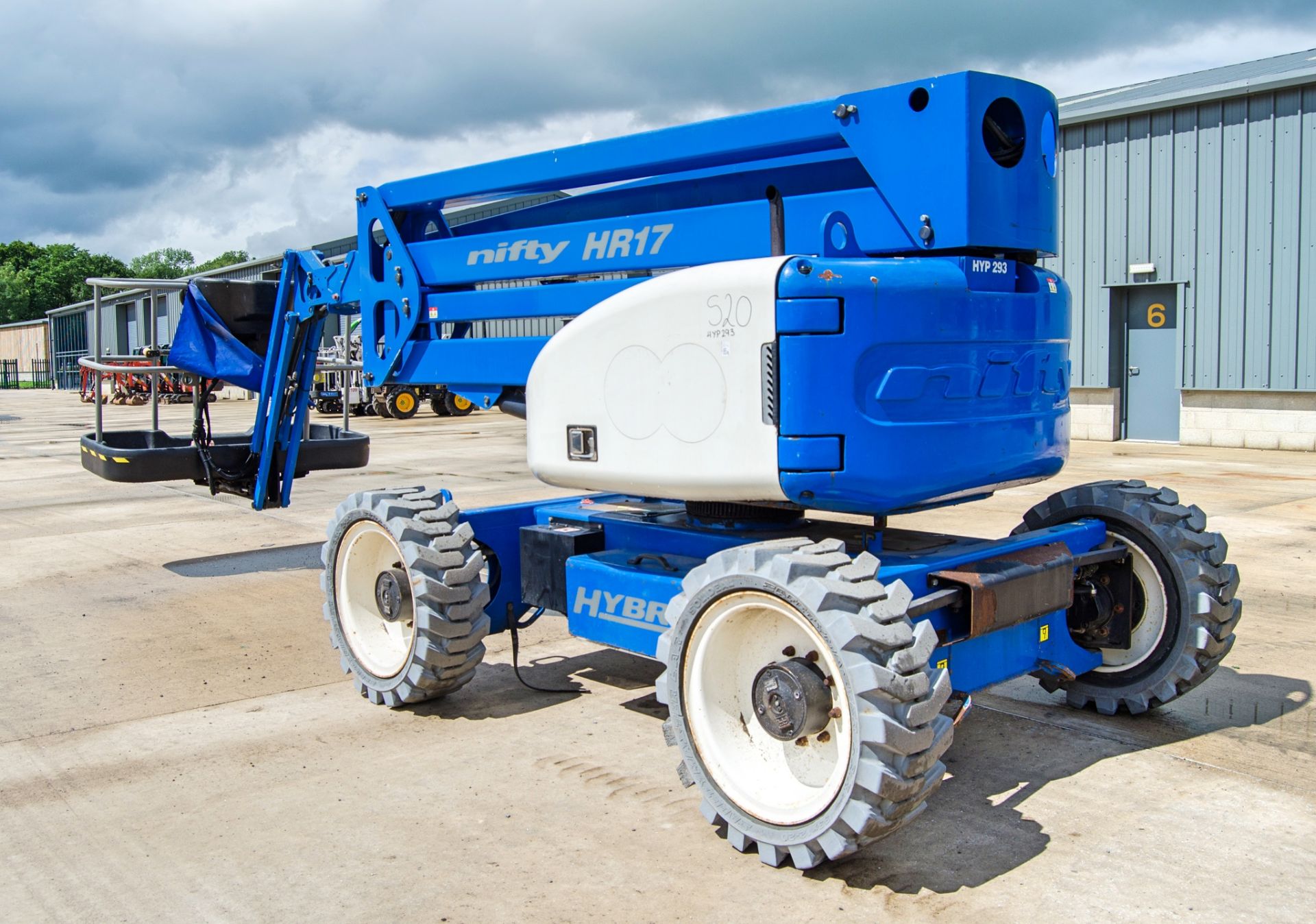 Nifty HR17 Hybrid battery electric/diesel 4WD articulated boom access platform Year: 2014 S/N: - Image 4 of 18