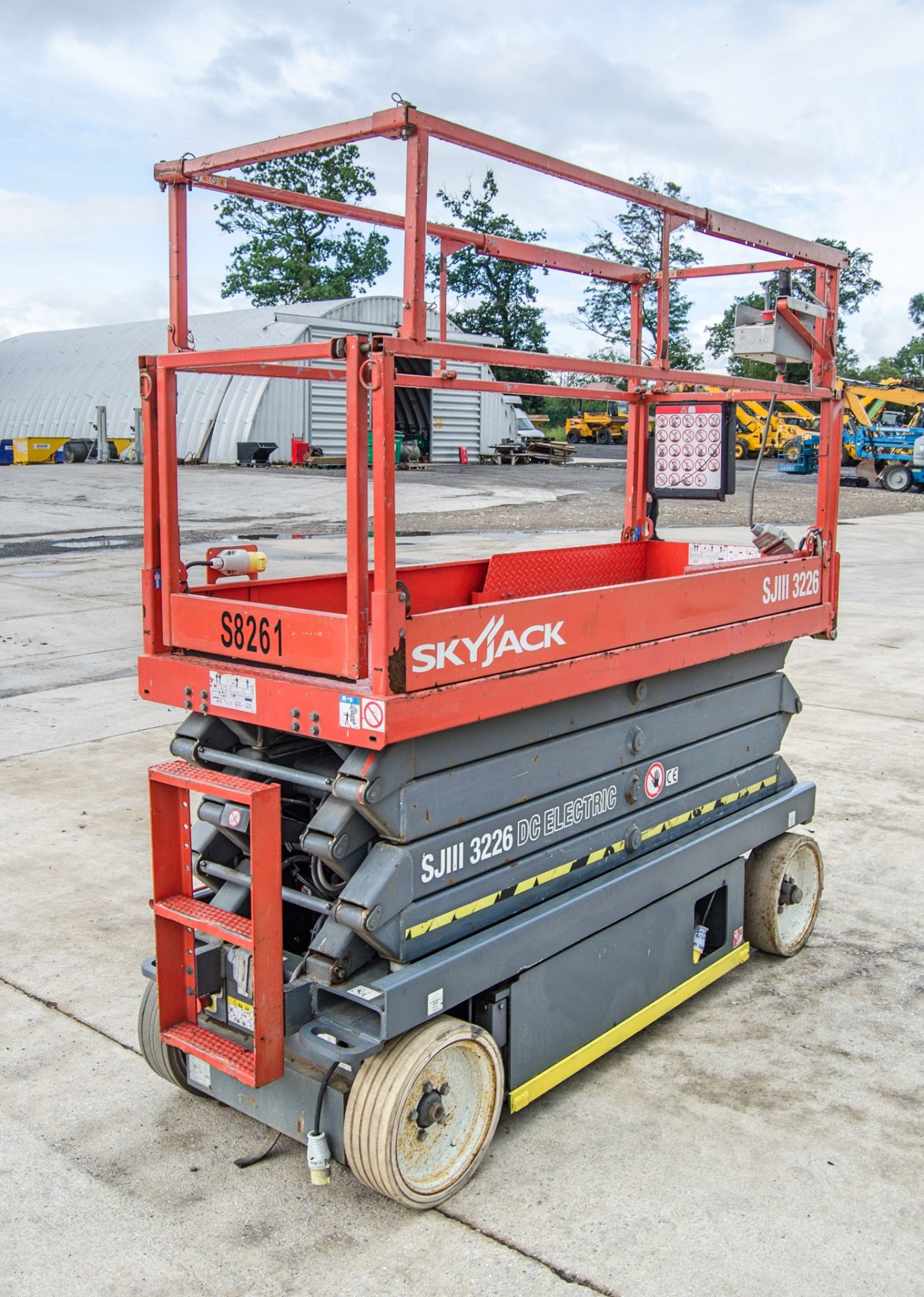 Skyjack SJIII 3226 battery electric scissor lift access platform Year: 2013 S/N: 27012033 S8261 - Image 3 of 10