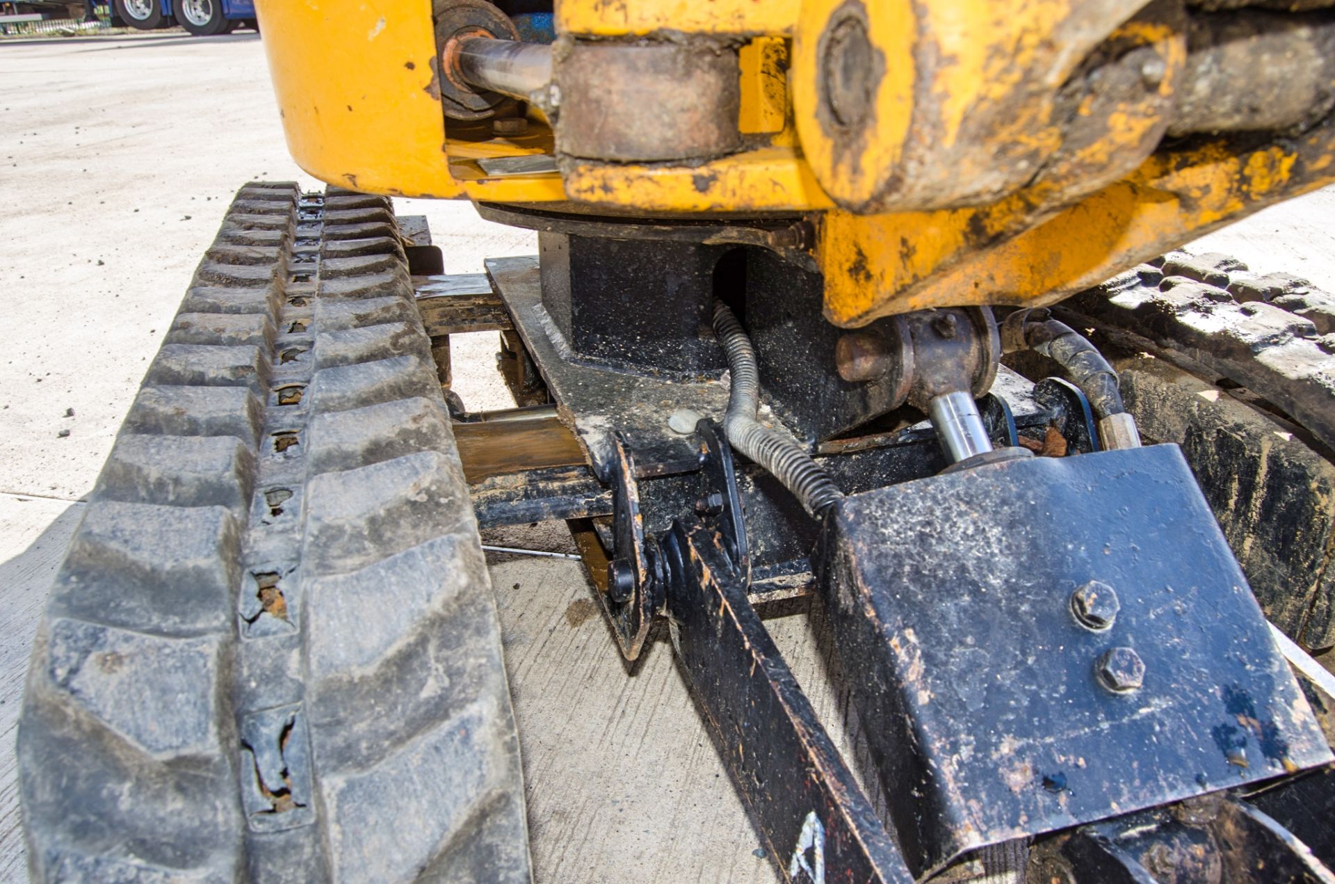 JCB 8008 CTS 0.8 tonne rubber tracked micro excavator Year: 2015 S/N: 2410891 Recorded Hours: 1421 - Image 19 of 27