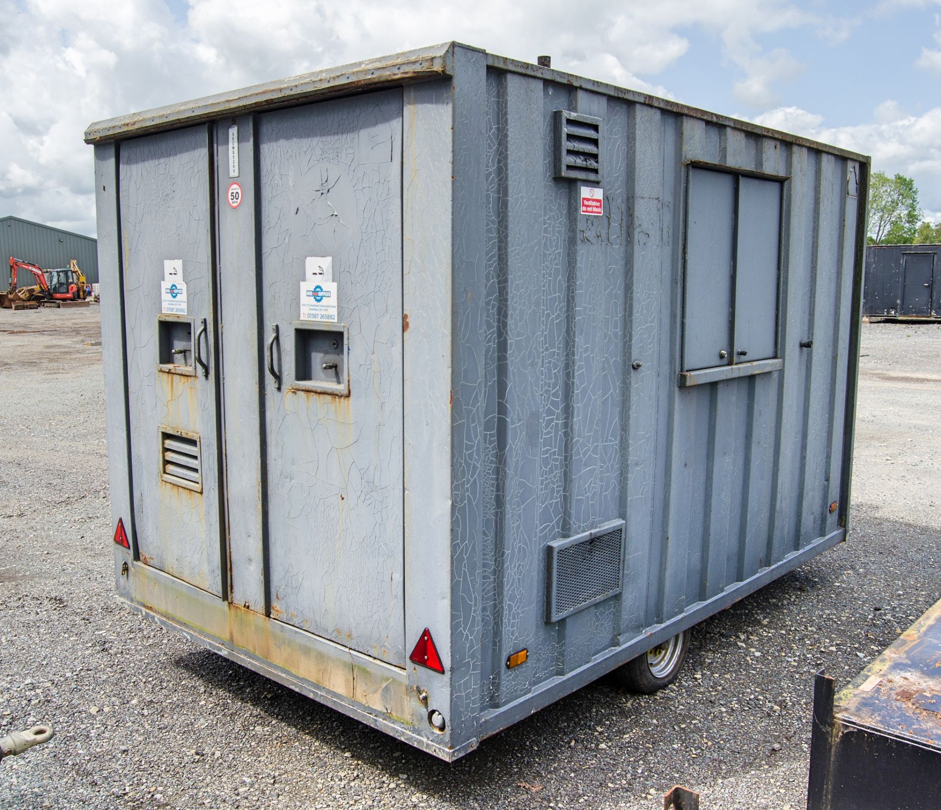 12ft x 8ft steel anti-vandal mobile welfare unit Comprising of: canteen area, toilet & generator - Image 4 of 11