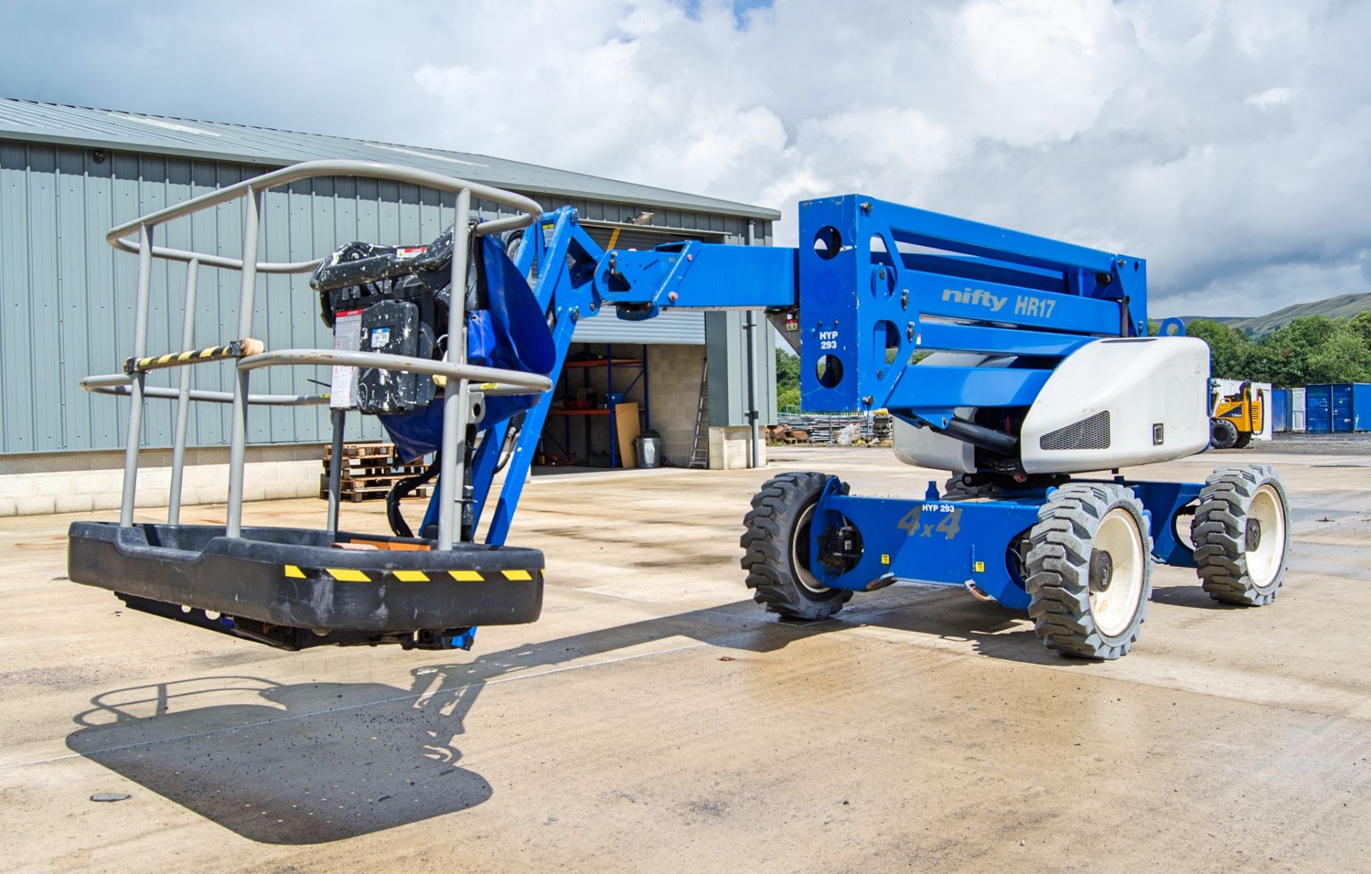 Nifty HR17 Hybrid battery electric/diesel 4WD articulated boom access platform Year: 2014 S/N: