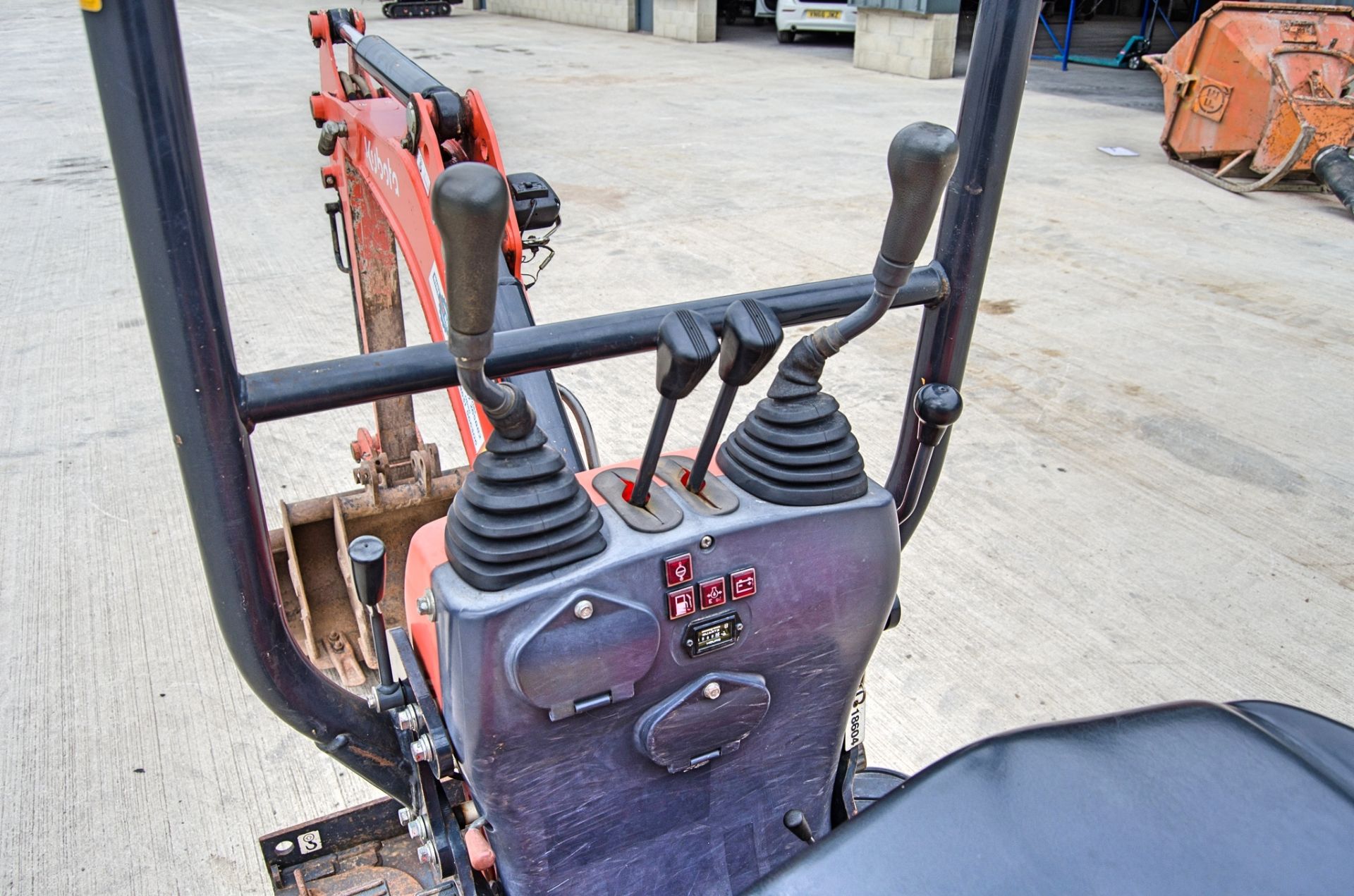 Kubota U10-3 1 tonne rubber tracked micro excavator Year: 2017 S/N: 28465 Recorded Hours: 989 blade, - Image 21 of 25