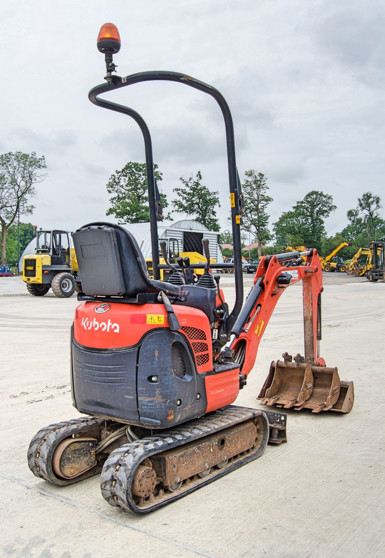 Kubota U10-3 1 tonne rubber tracked micro excavator Year: 2017 S/N: 28465 Recorded Hours: 989 blade, - Image 3 of 25