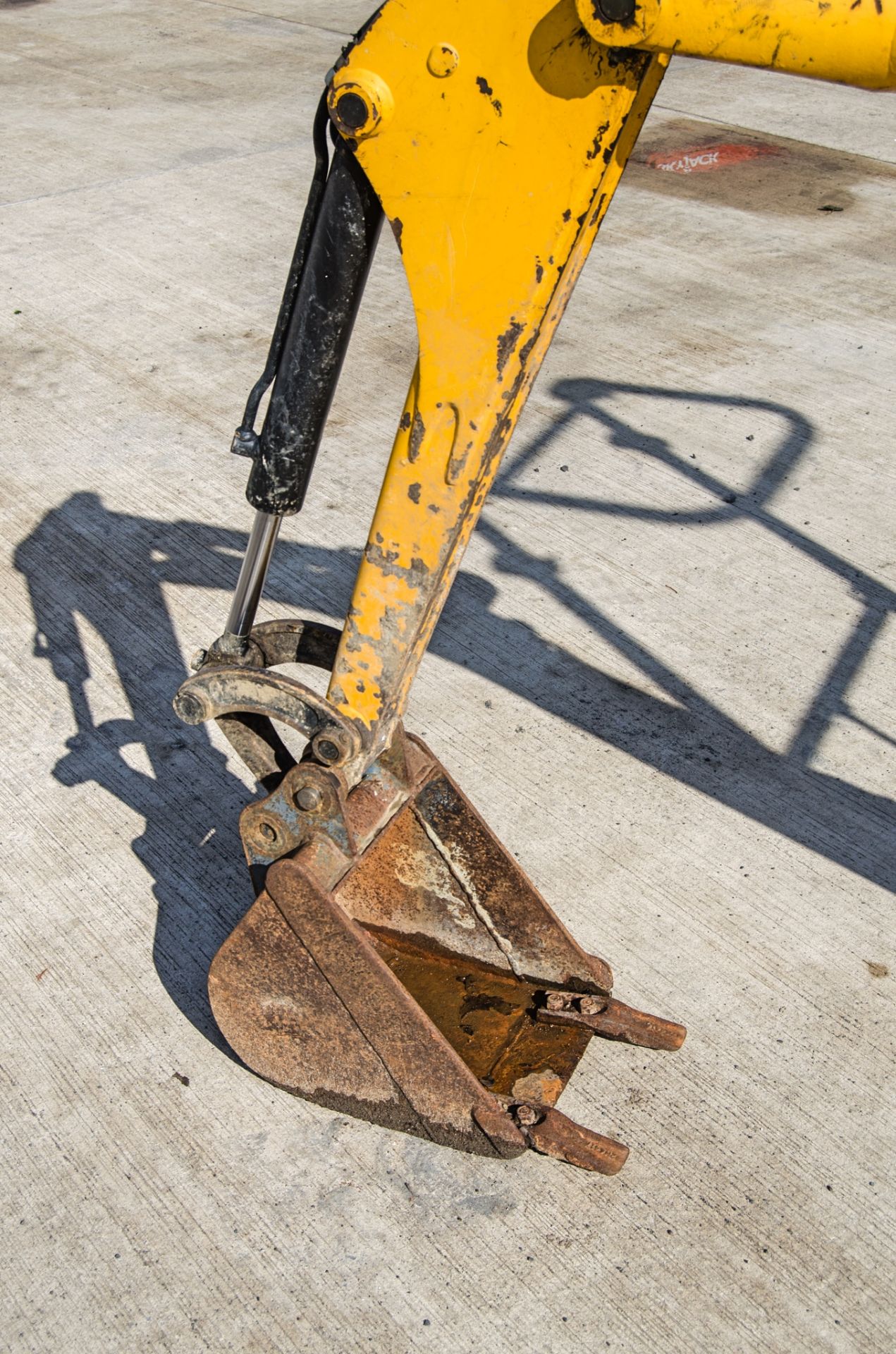 JCB 8008 CTS 0.8 tonne rubber tracked micro excavator Year: 2015 S/N: 2410891 Recorded Hours: 1421 - Image 15 of 27