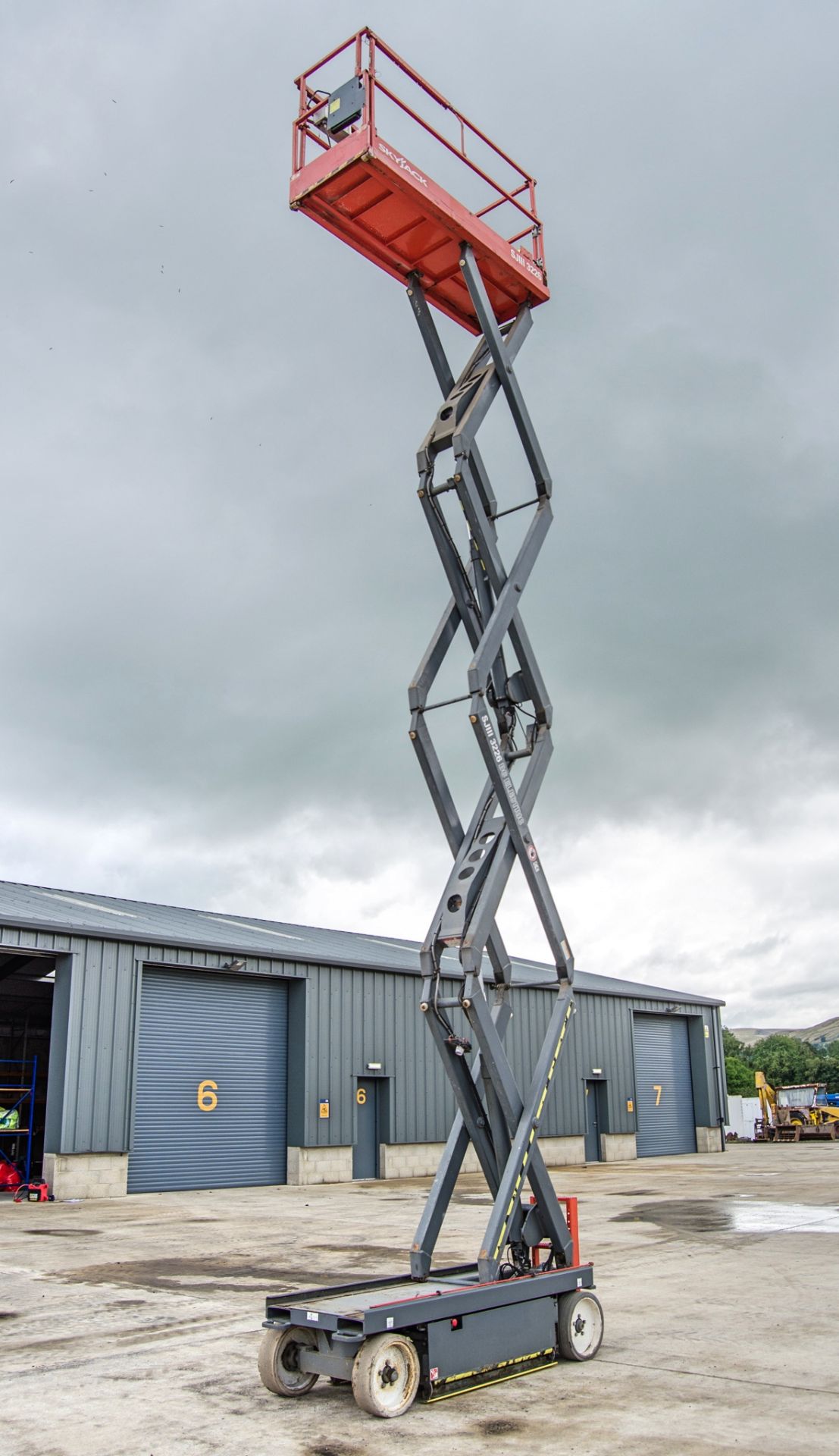 Skyjack SJIII 3226 battery electric scissor lift access platform Year: 2013 S/N: 27012033 S8261 - Image 5 of 10