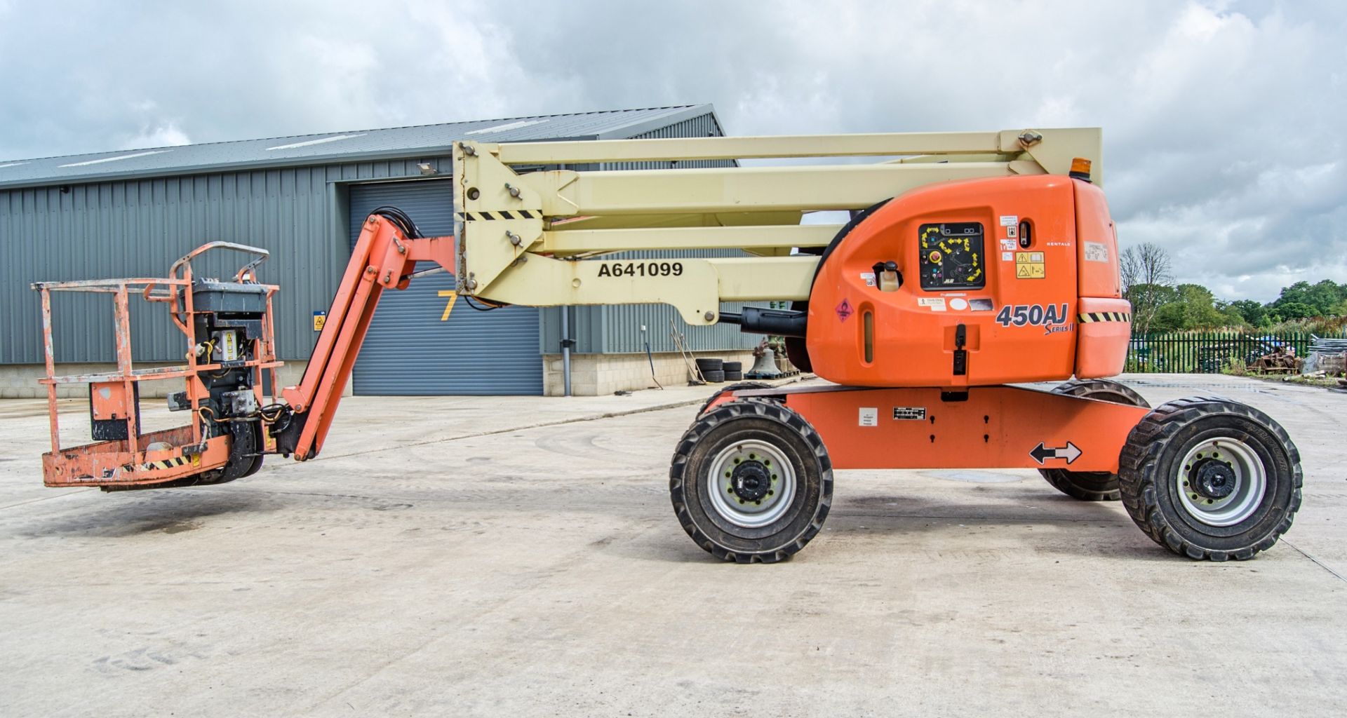 JLG 450AJ Series II diesel driven 4WD articulated boom lift access platform Year: 2014 S/N: - Image 7 of 19